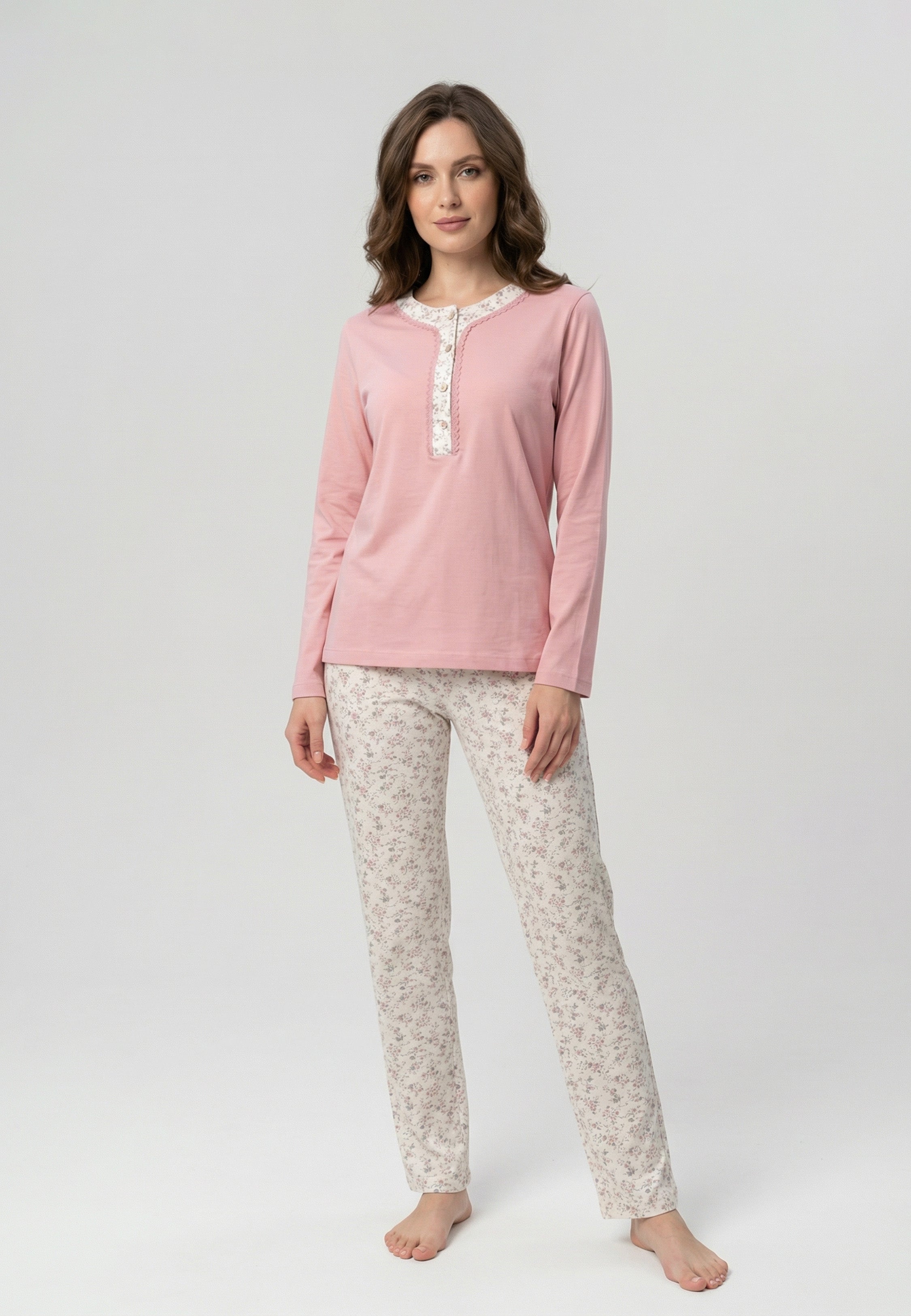 Pyjama femme rose en coton avec haut manches longues et pantalon imprimé floral