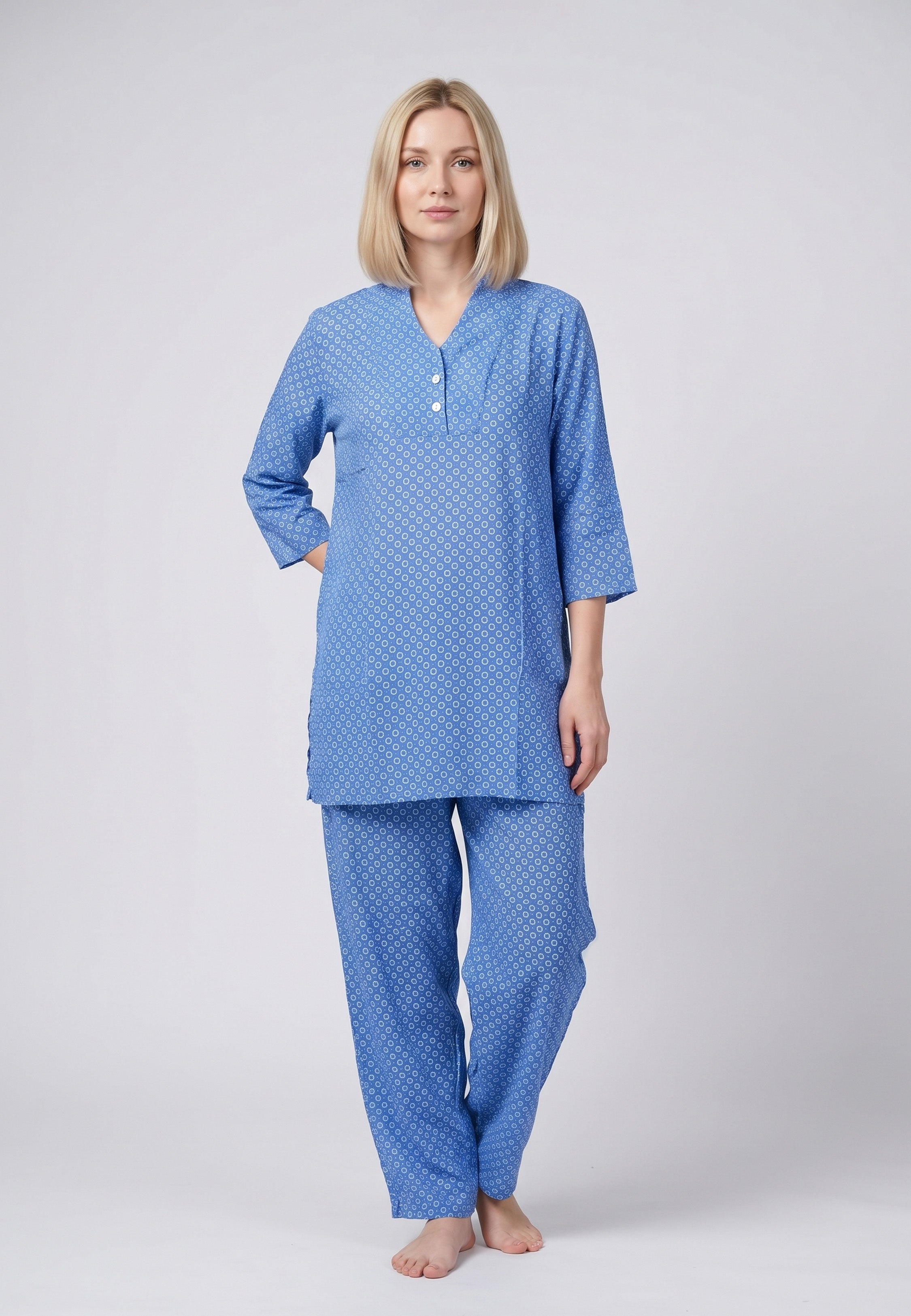 Femme portant un pyjama deux pièces bleu ciel à imprimé cercles géométriques blancs