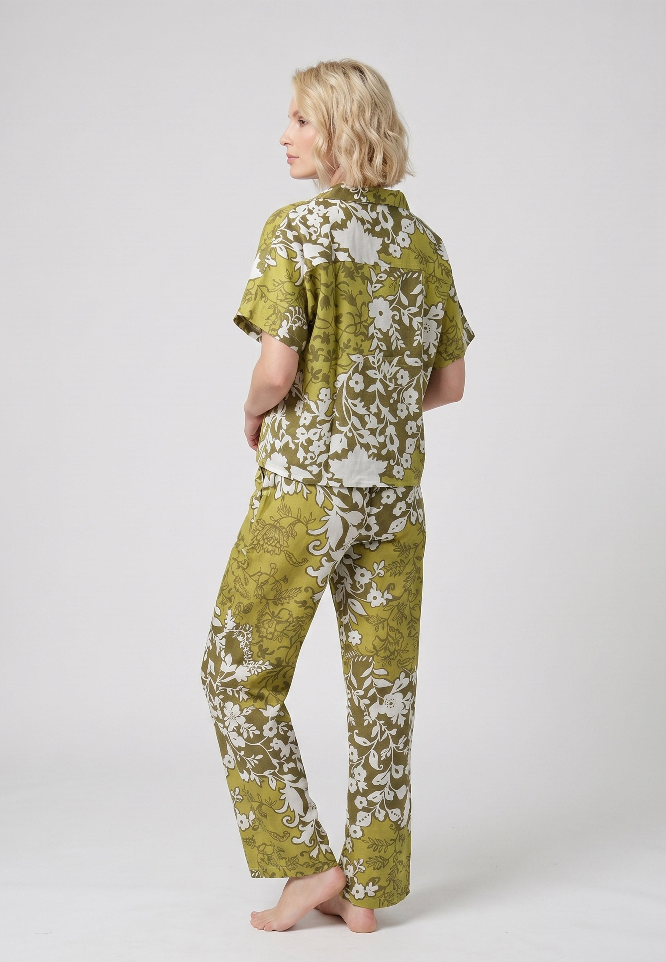 Femme portant un pyjama deux pièces chemise boutonnée col revers imprimé fleuri aquarelle kaki et pantalon long assorti Rosabella Cozy Comforts