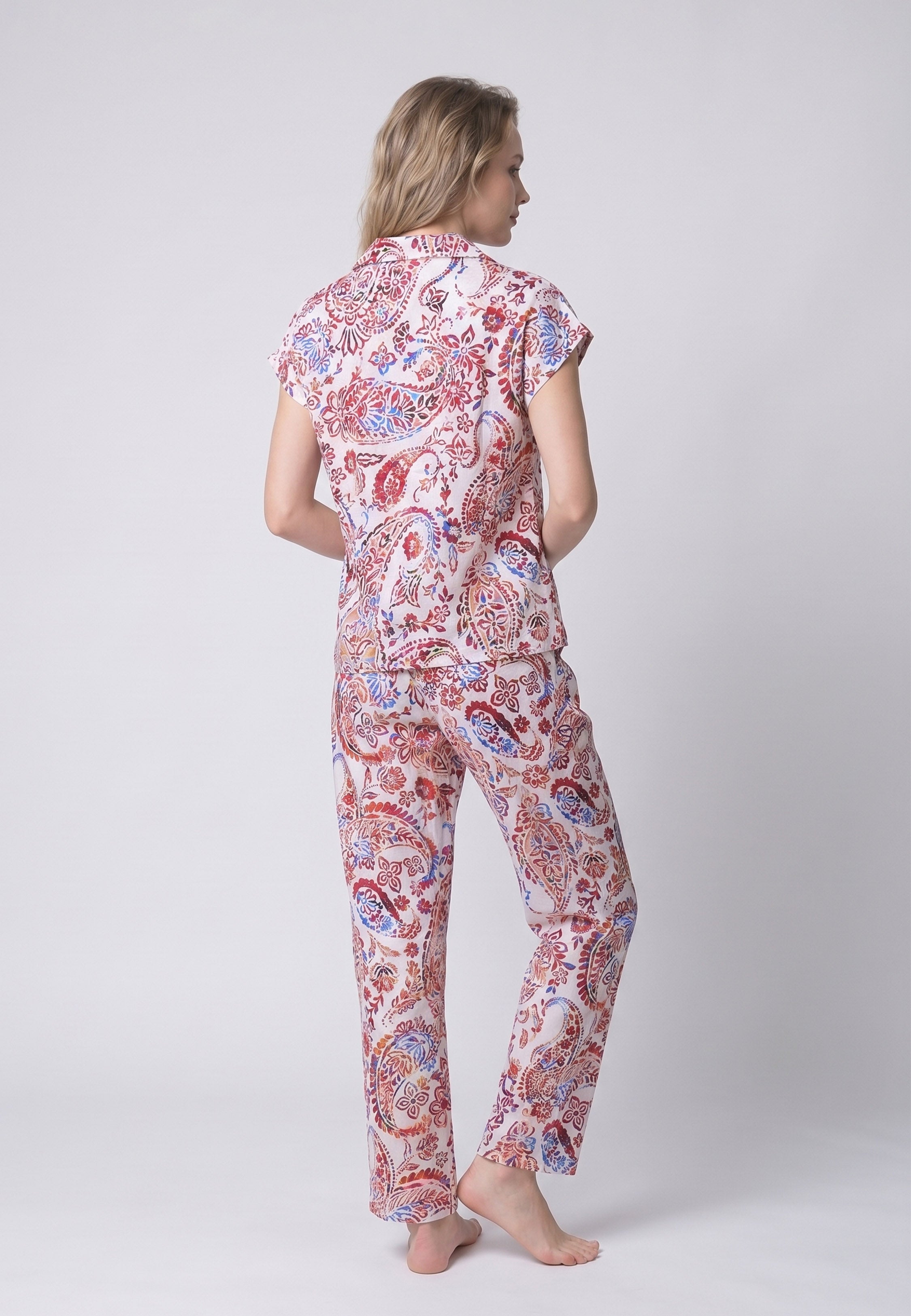 Femme portant un pyjama deux pièces chemise boutonnée col revers imprimé fleuri multicolore rouge et pantalon long assorti Rosabella Chic Line