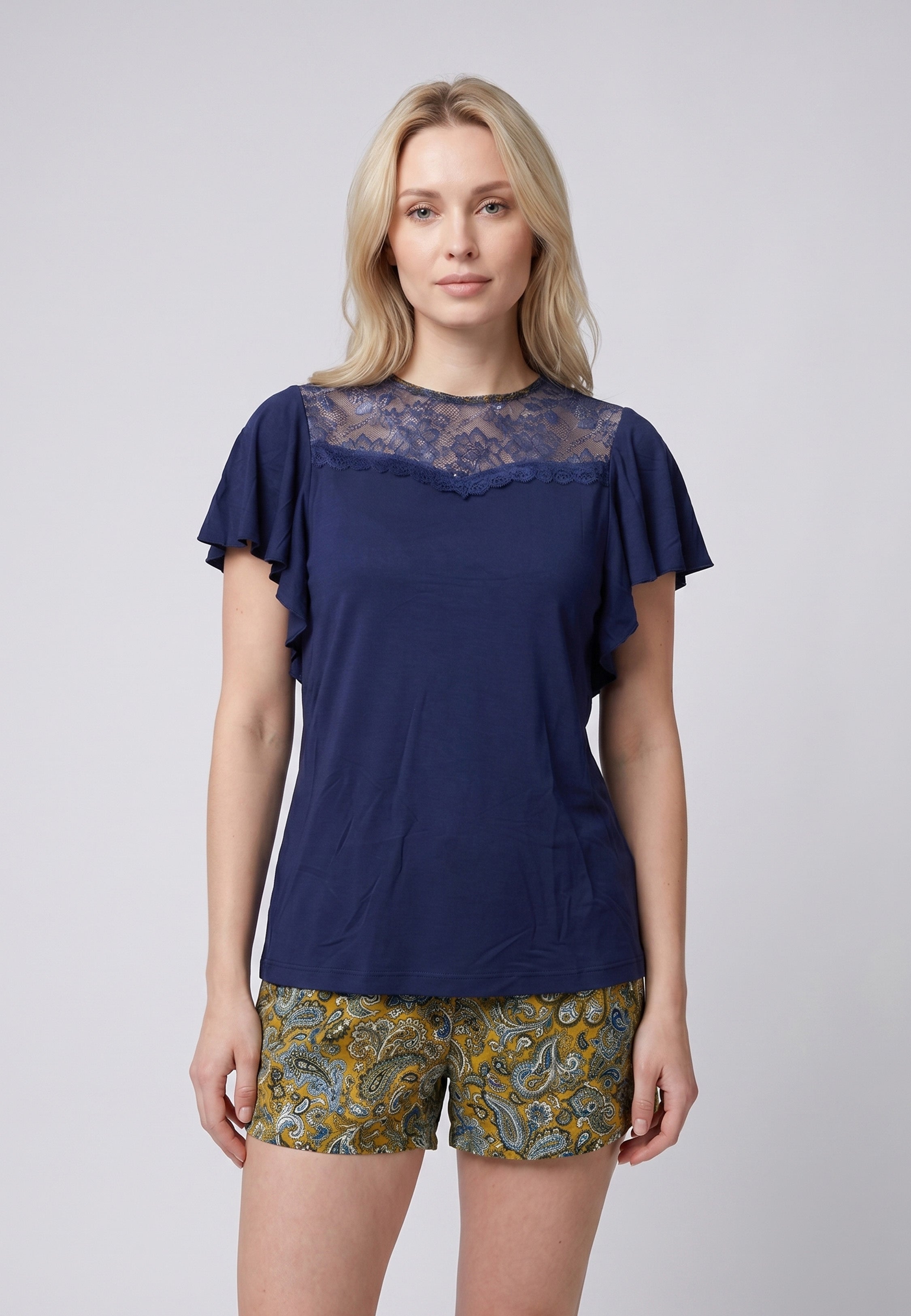 Pyjama short T-shirt col rond manches papillon dentelle marine avec short imprimé paisley doré et bleu