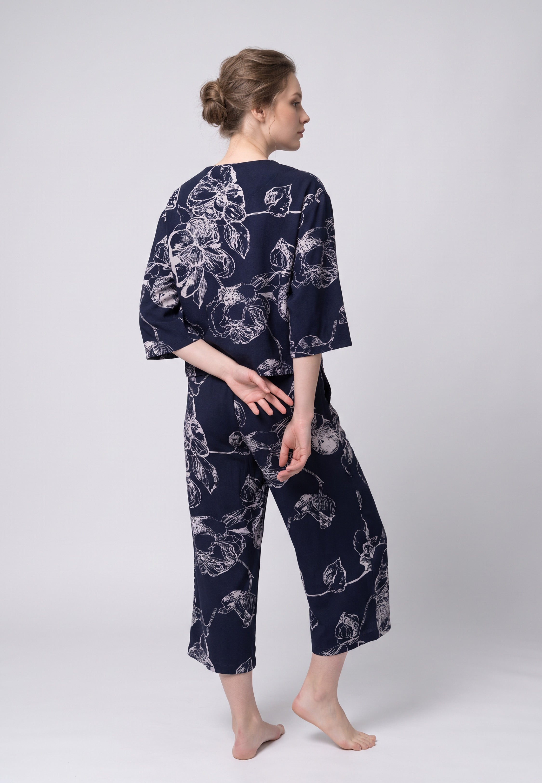 Femme portant un blouse manches 3/4 & pantacourt grandes fleurs écru fond marine Rosabella