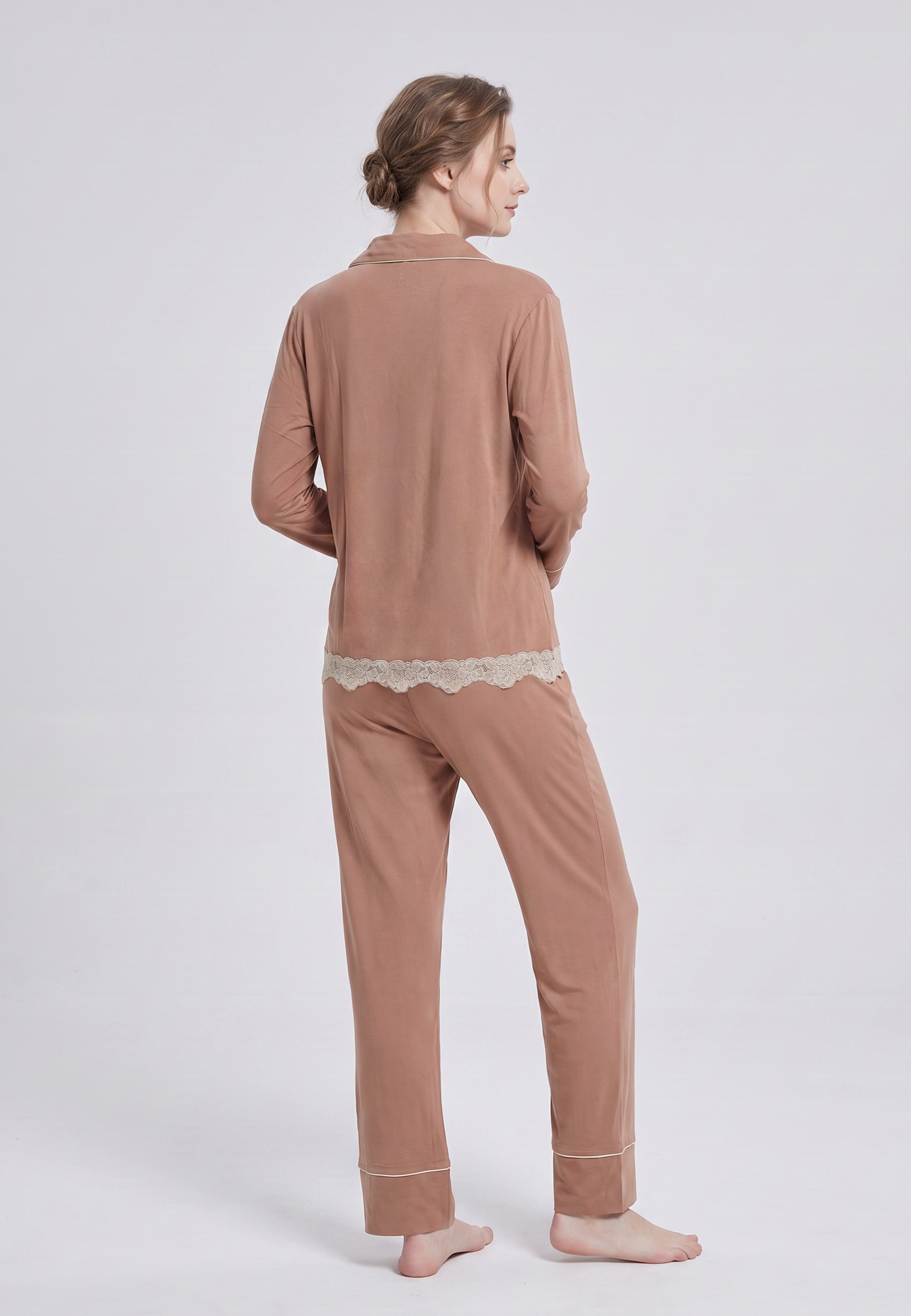 Femme portant pyjama chemise boutonnée manches longues & pantalon long finition dentelle Rosabella