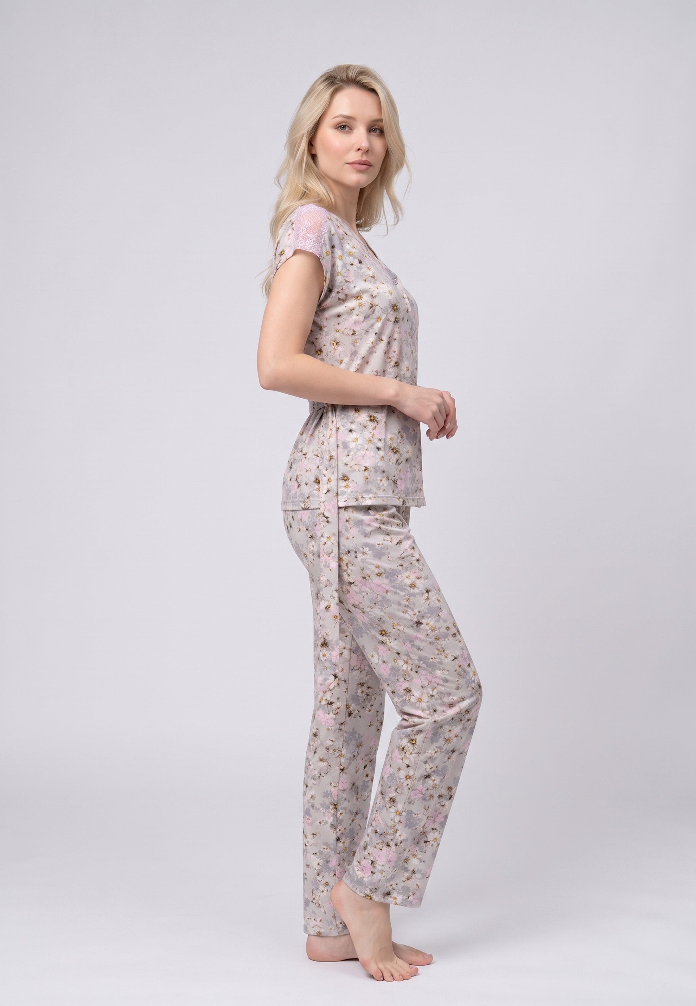 Femme portant pyjama blouse boutonnée col v dentelle & pantalon long imprimé fleuri Rosabella