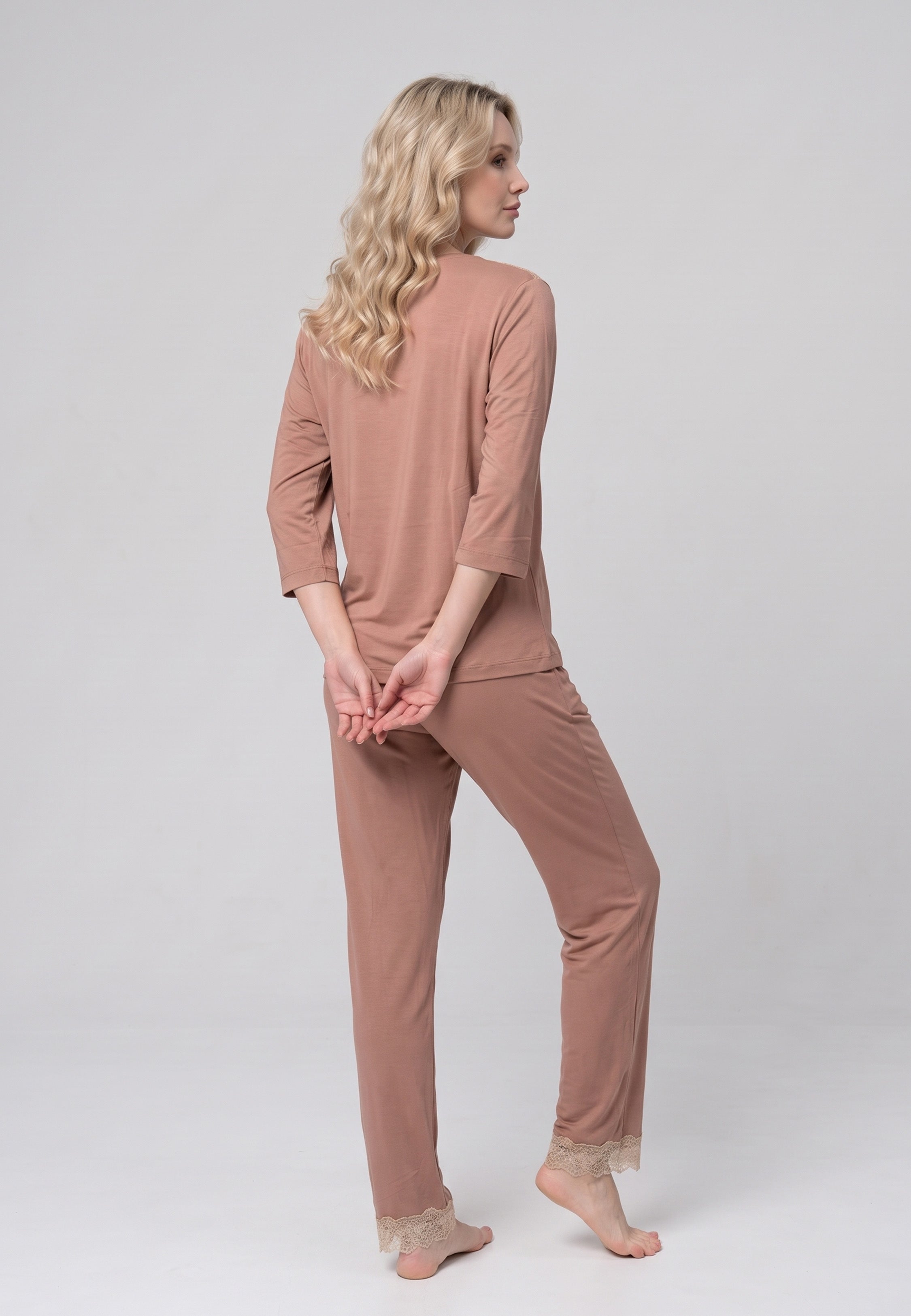Femme portant pyjama haut encolure bateau dentelle & pantalon long Rosabella