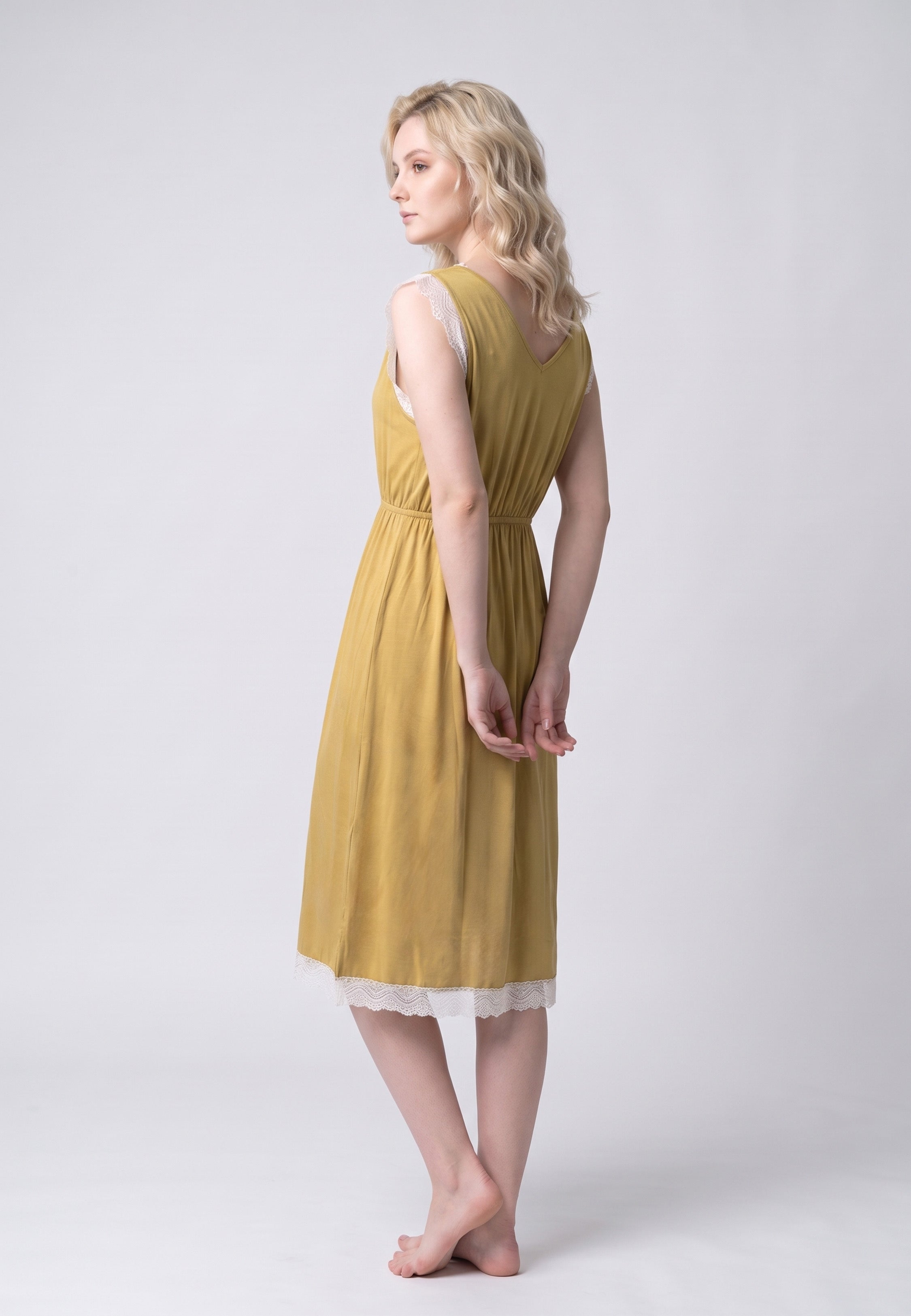 Femme portant robe de nuit midi col v dentelle moutarde Rosabella