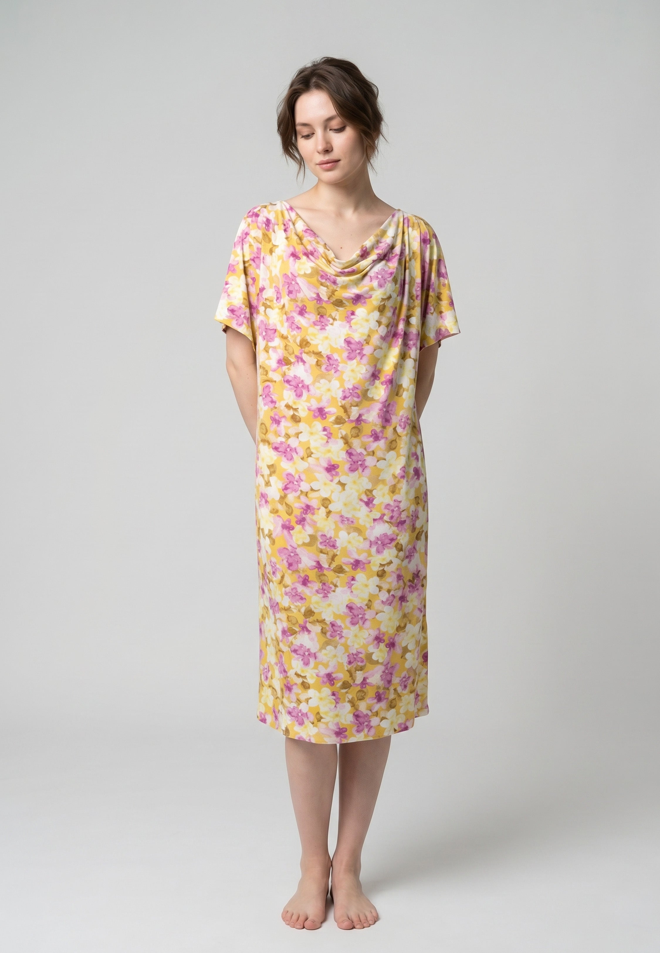 Femme portant une robe de nuit midi col drapé manches courtes imprimé floral jaune rose et blanc Rosabella Garden Rose