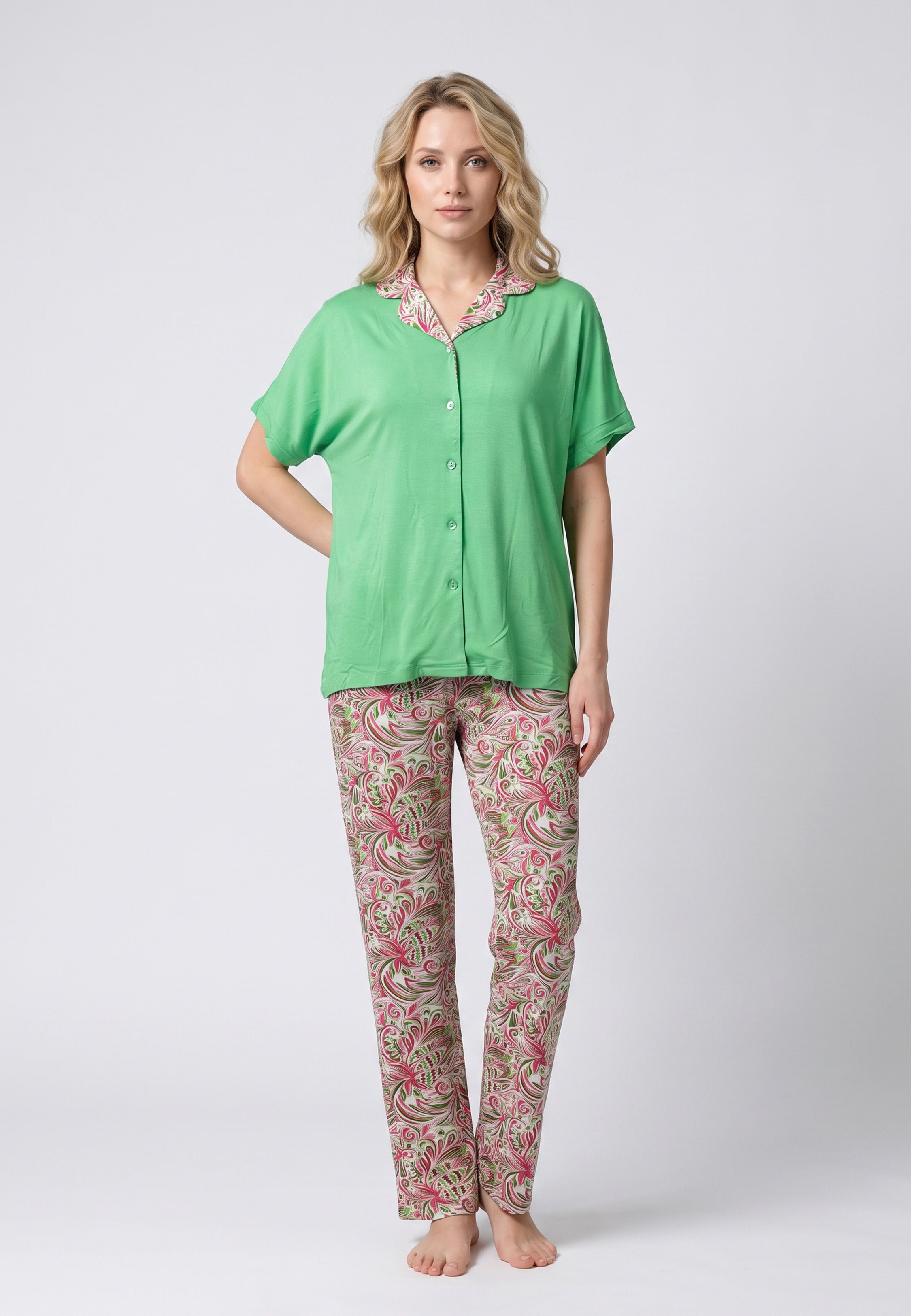 Femme portant un pyjama deux pièces chemise oversize vert boutonnée col tailleur fleuri et pantalon long imprimé ethnique floral Rosabella Ethnique 2