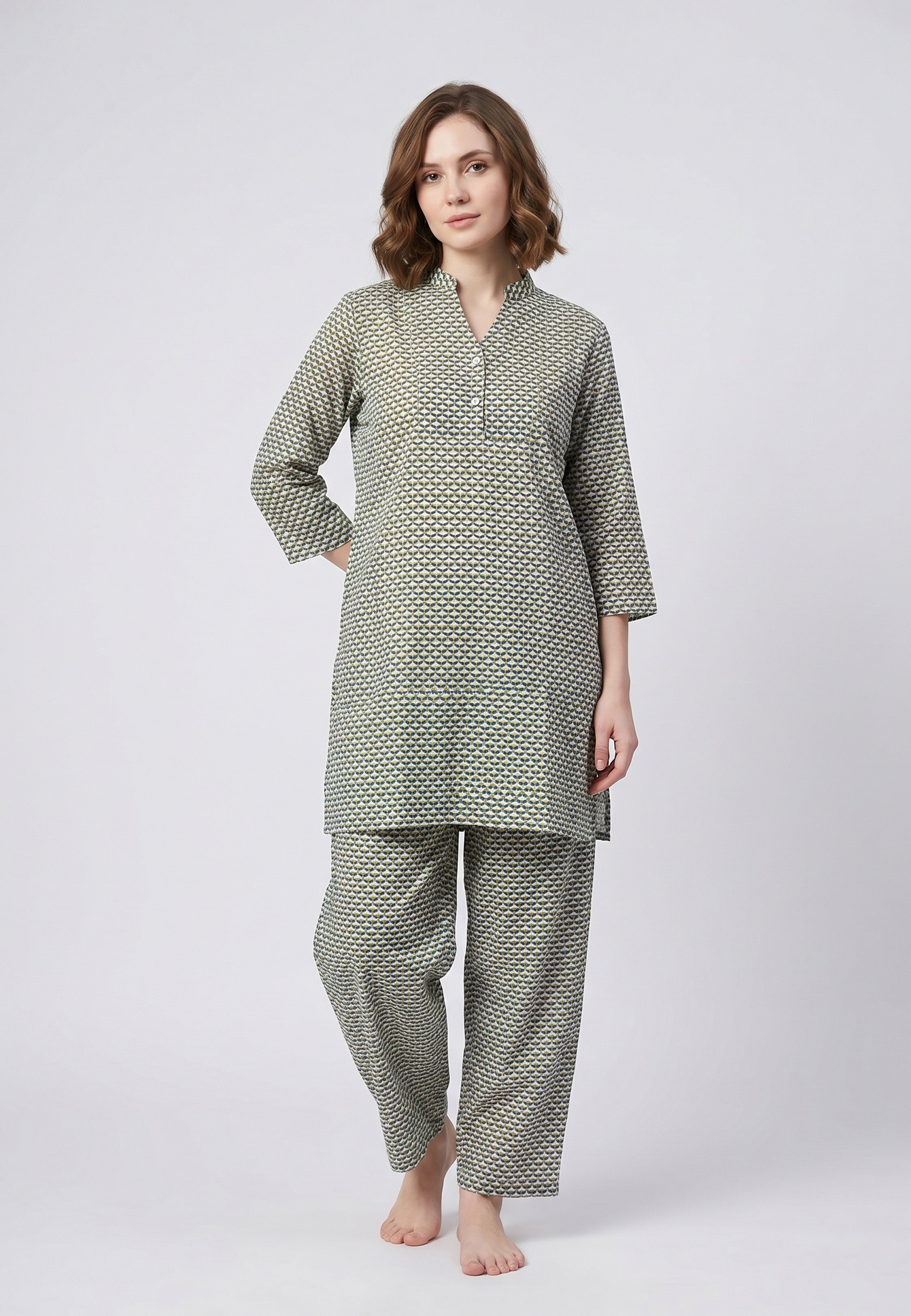 Femme portant un pyjama deux pièces vert à imprimé éventails géométriques