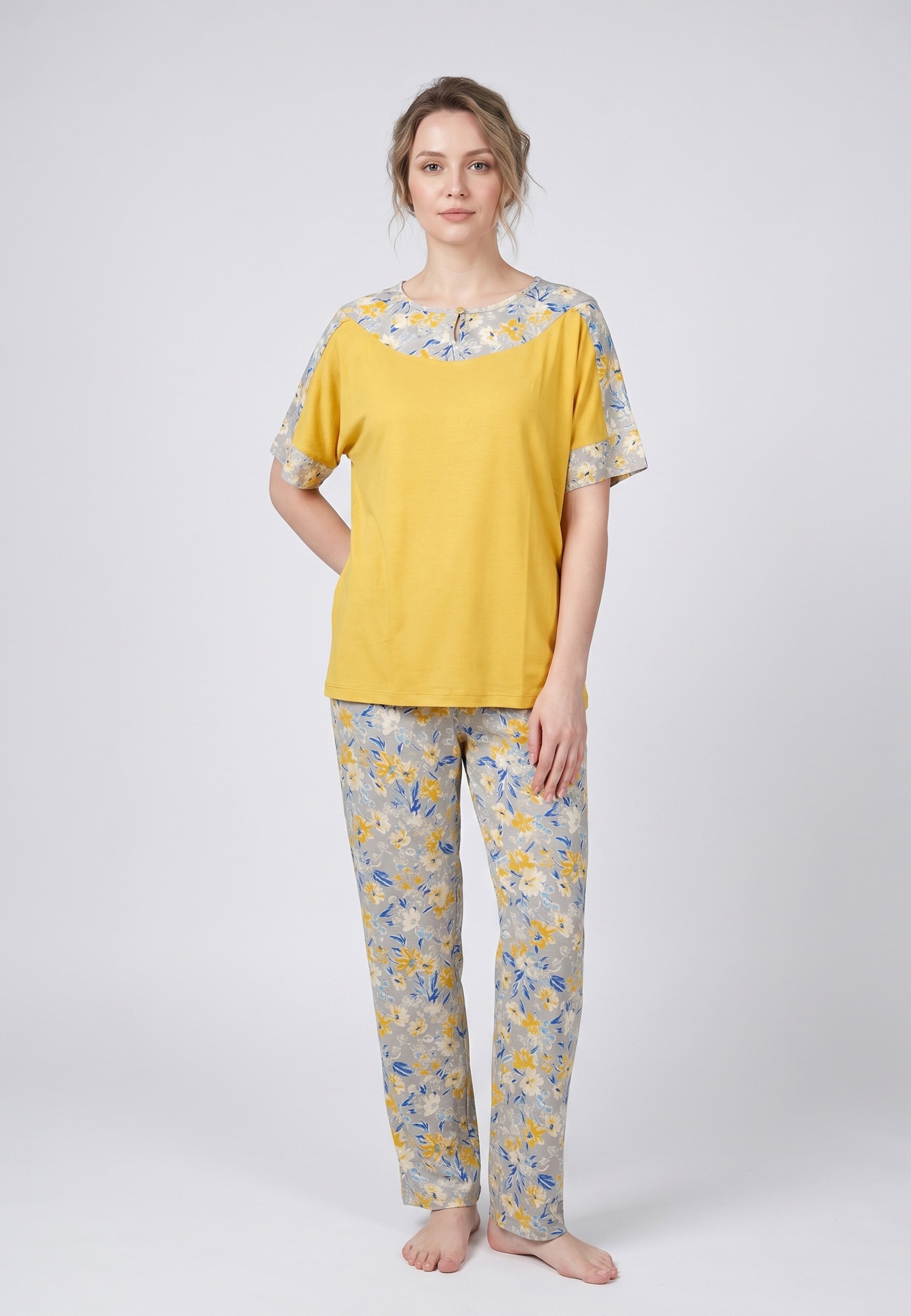 Femme portant un pyjama deux pièces t-shirt moutarde à empiècement fleuri et pantalon long imprimé ethnique floral jaune bleu et blanc Rosabella Ethnique 2