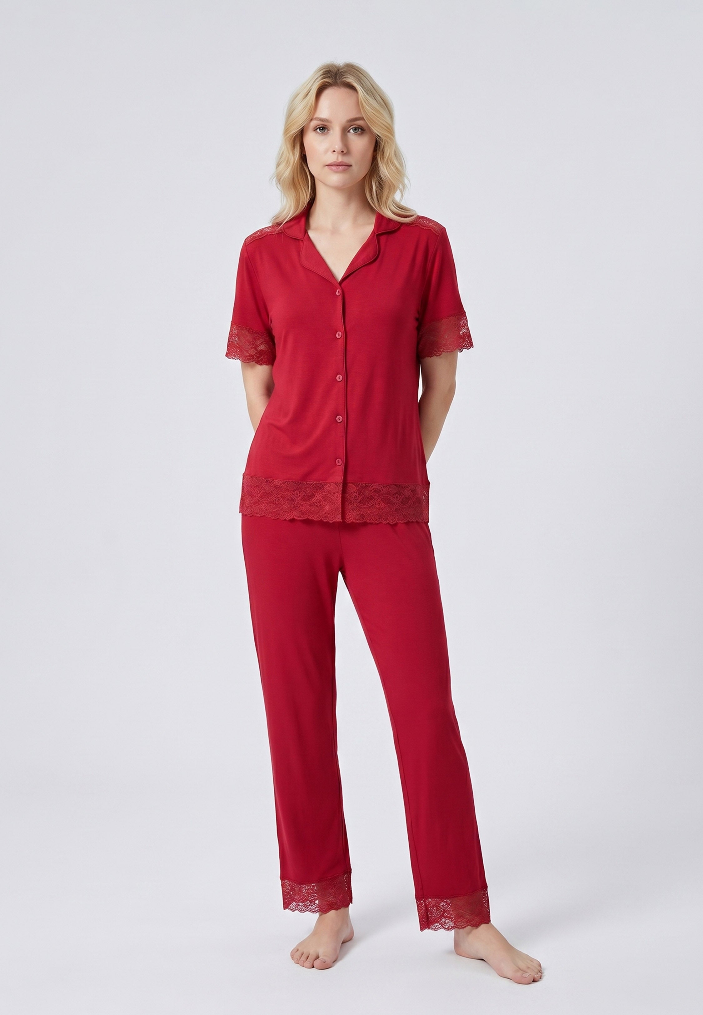 Femme portant un pyjama deux pièces chemise boutonnée unie dentelle rouge et pantalon long uni dentelle aux chevilles Rosabella Chic Line