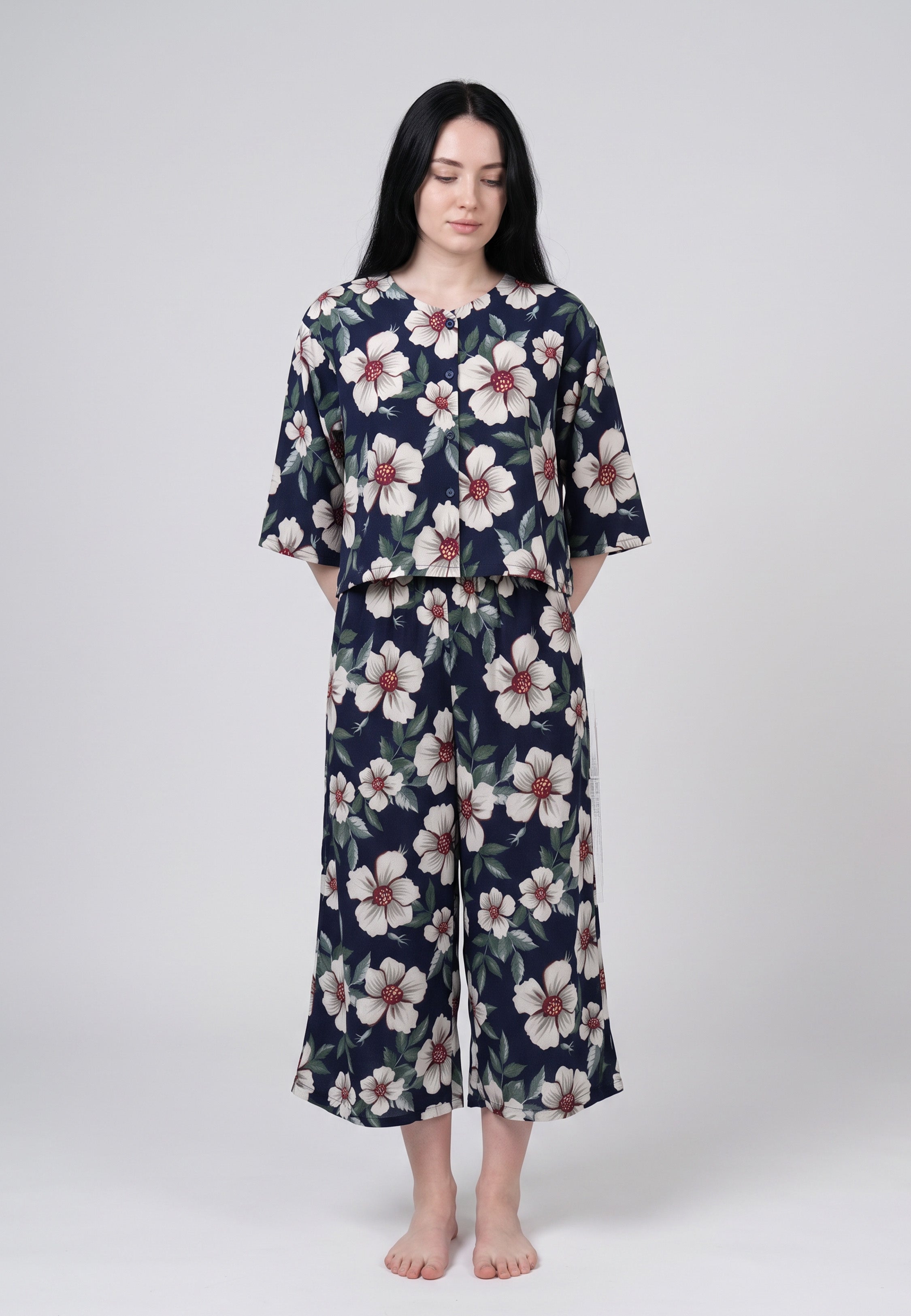 Femme portant un blouse manches 3/4 & pantacourt grandes fleurs cœur bordeaux fond marine Rosabella