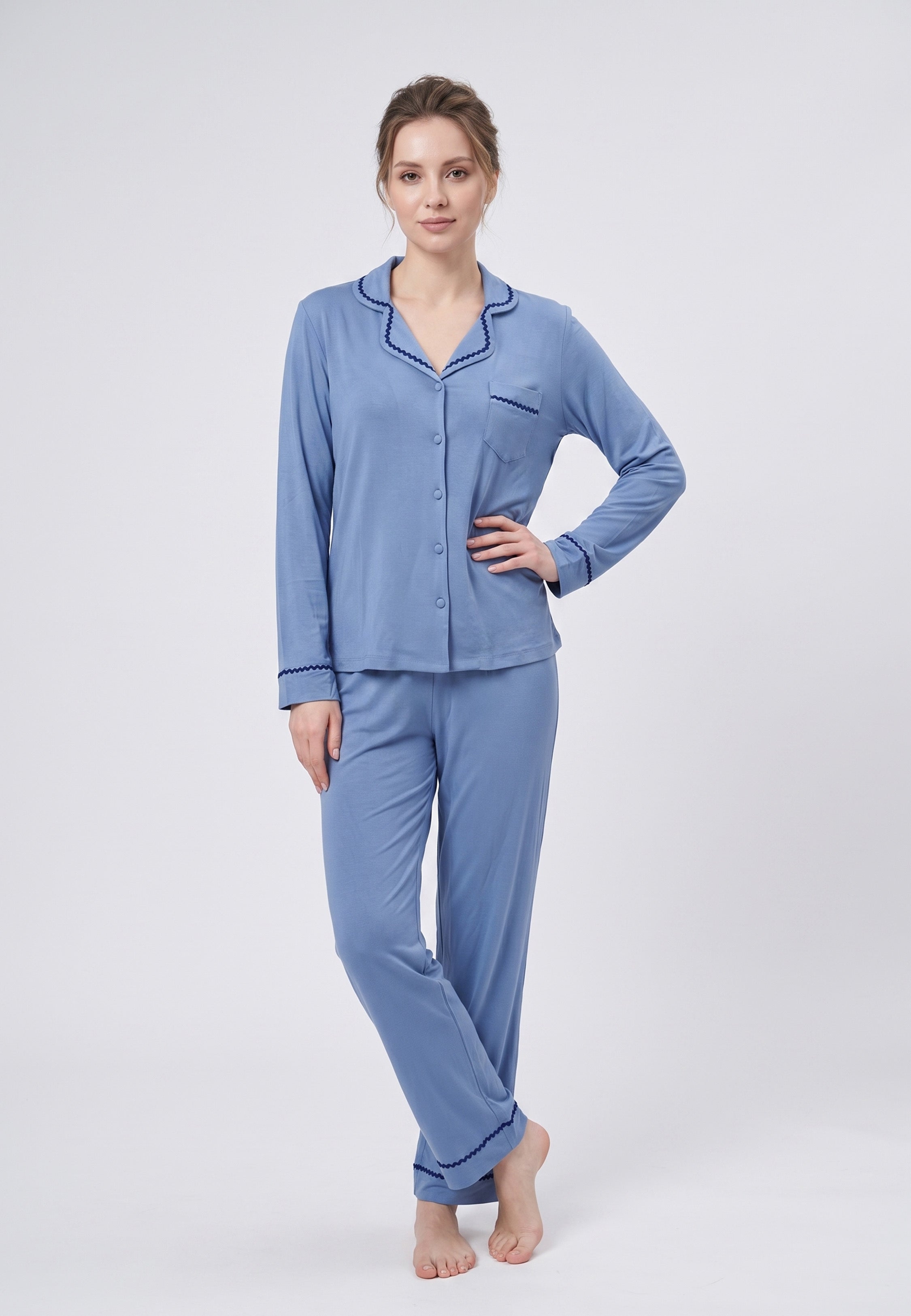 Femme portant pyjama chemise col tailleur poche & pantalon long bleu galon zigzag Rosabella