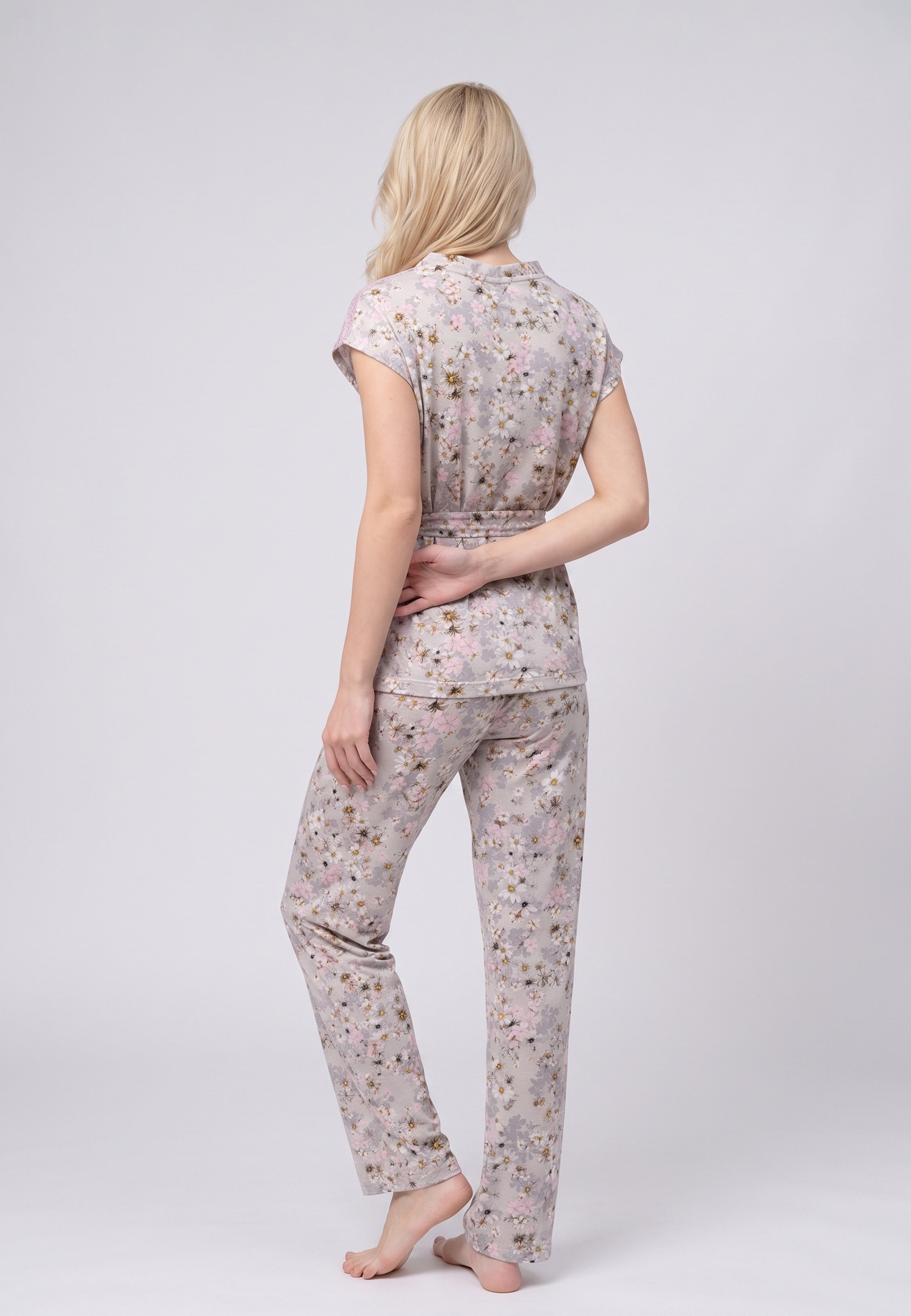 Femme portant pyjama blouse boutonnée col v dentelle & pantalon long imprimé fleuri Rosabella