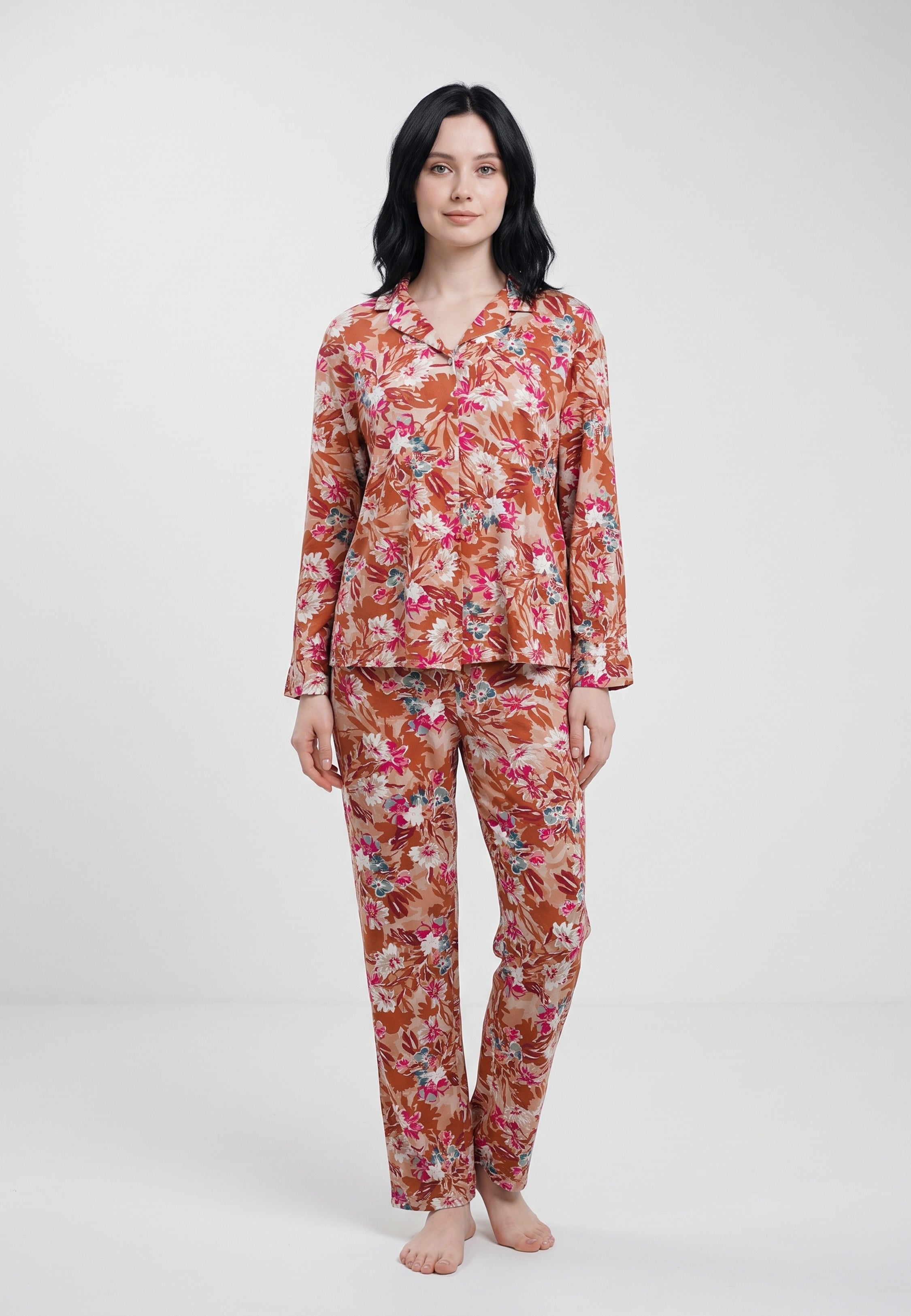 Femme portant pyjama chemise boutonnée col cranté & pantalon long rouge brique Rosabella