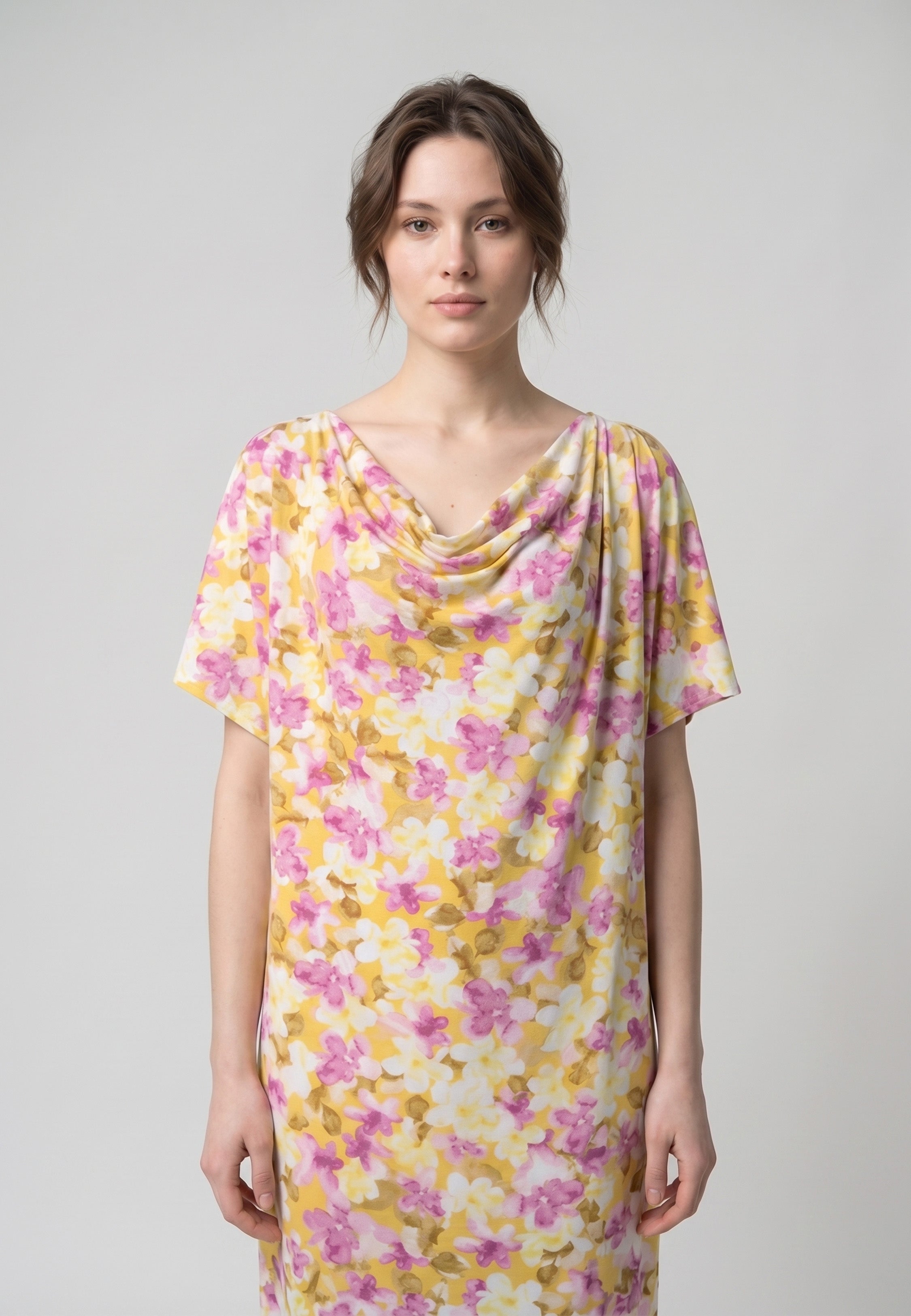 Femme portant une robe de nuit midi col drapé manches courtes imprimé floral jaune rose et blanc Rosabella Garden Rose