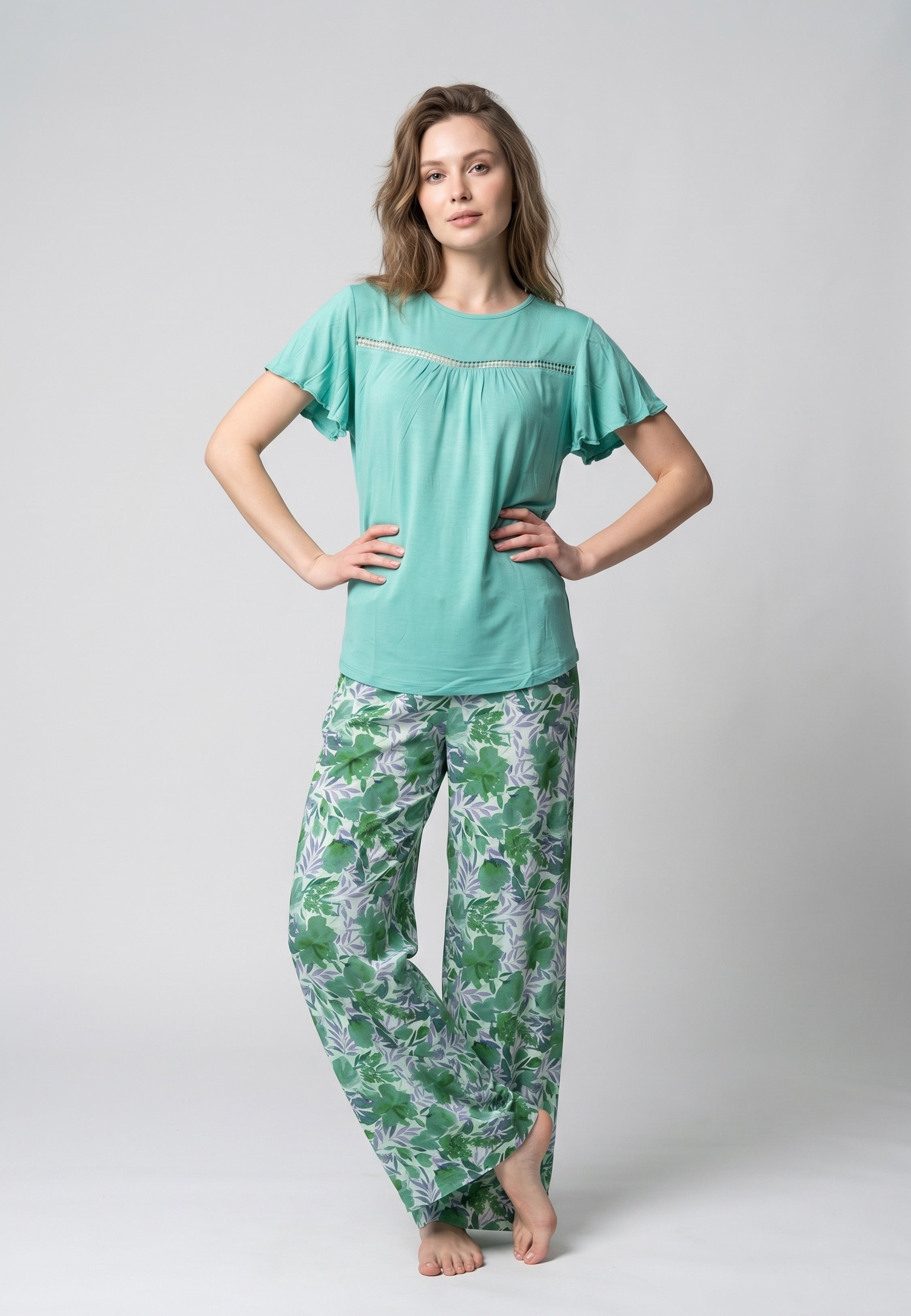 Femme portant un pyjama deux pièces t-shirt vert clair manches volantées broderie anglaise et pantalon large grand imprimé floral coloré Rosabella Juliet Rose