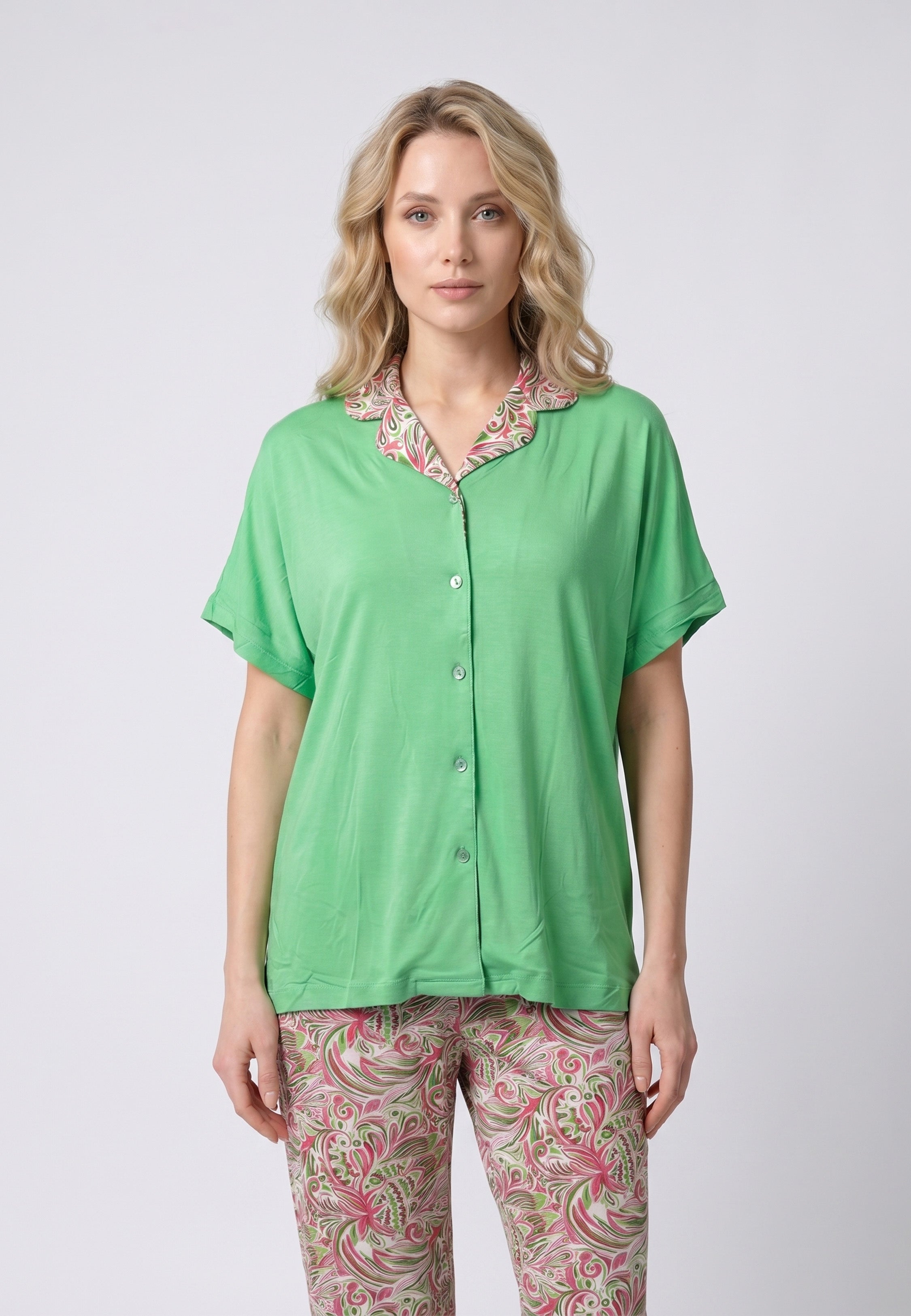 Femme portant un pyjama deux pièces chemise oversize vert boutonnée col tailleur fleuri et pantalon long imprimé ethnique floral Rosabella Ethnique 2