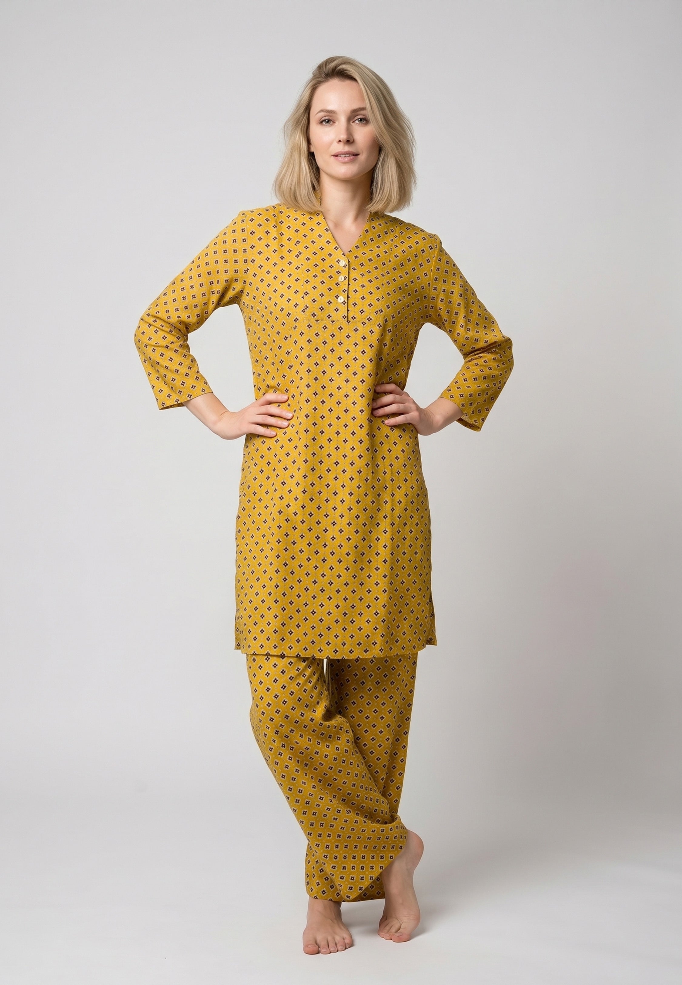 Femme portant un pyjama deux pièces jaune à imprimé losanges géométriques