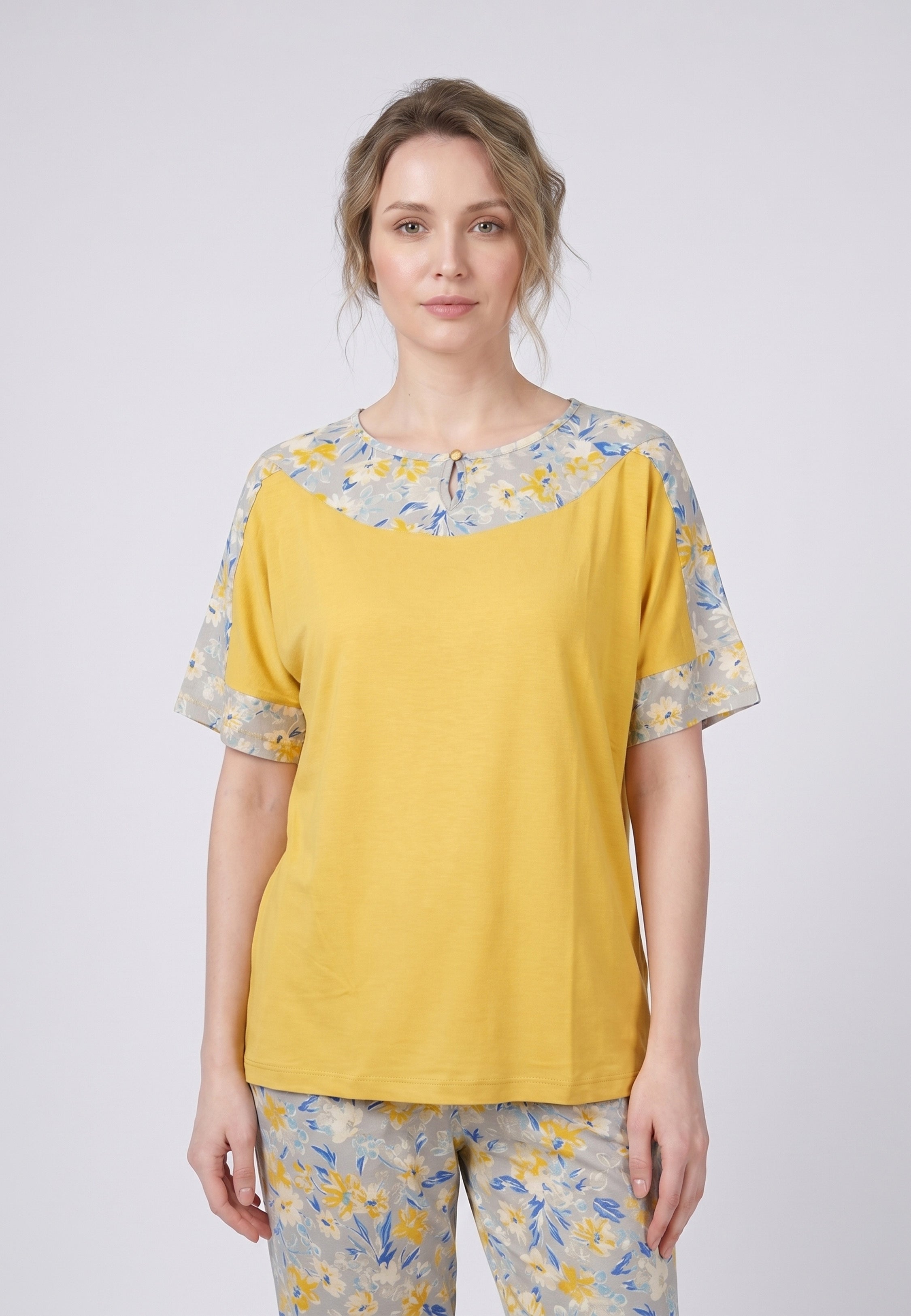 Femme portant un pyjama deux pièces t-shirt moutarde à empiècement fleuri et pantalon long imprimé ethnique floral jaune bleu et blanc Rosabella Ethnique 2