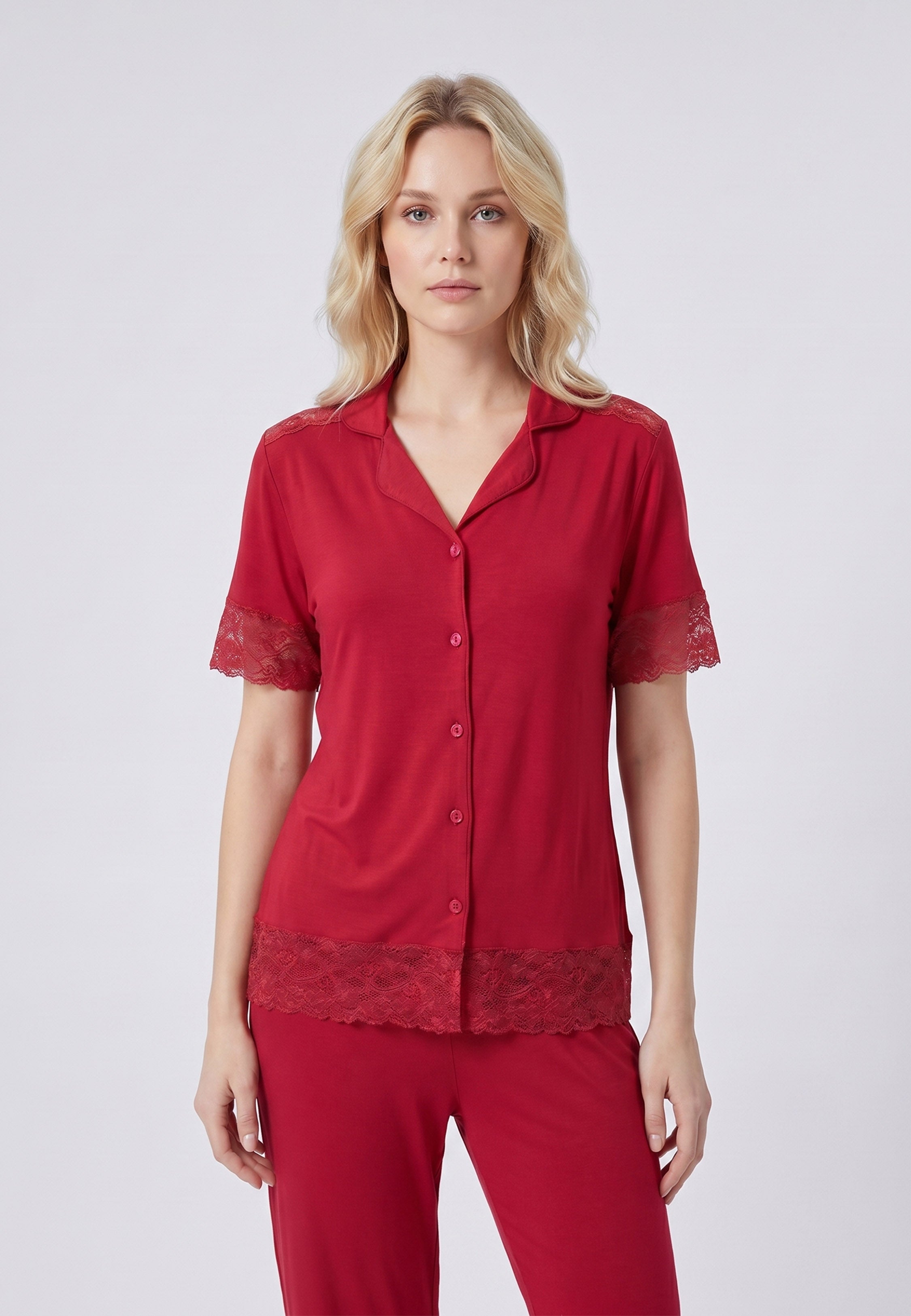 Femme portant un pyjama deux pièces chemise boutonnée unie dentelle rouge et pantalon long uni dentelle aux chevilles Rosabella Chic Line
