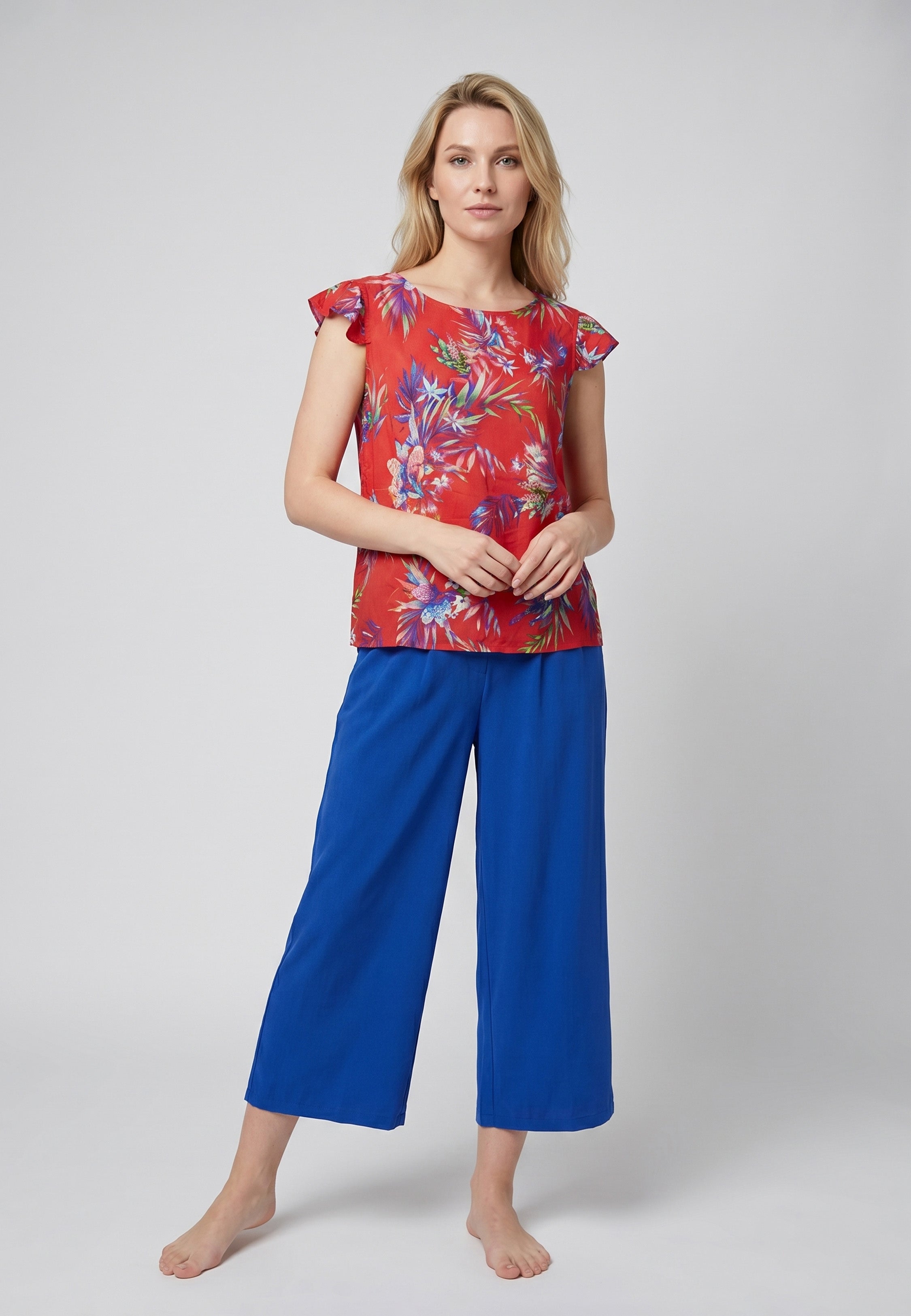Pyjama pantacourt T-shirt col bateau imprimé tropical fond rouge avec pantacourt bleu roi uni