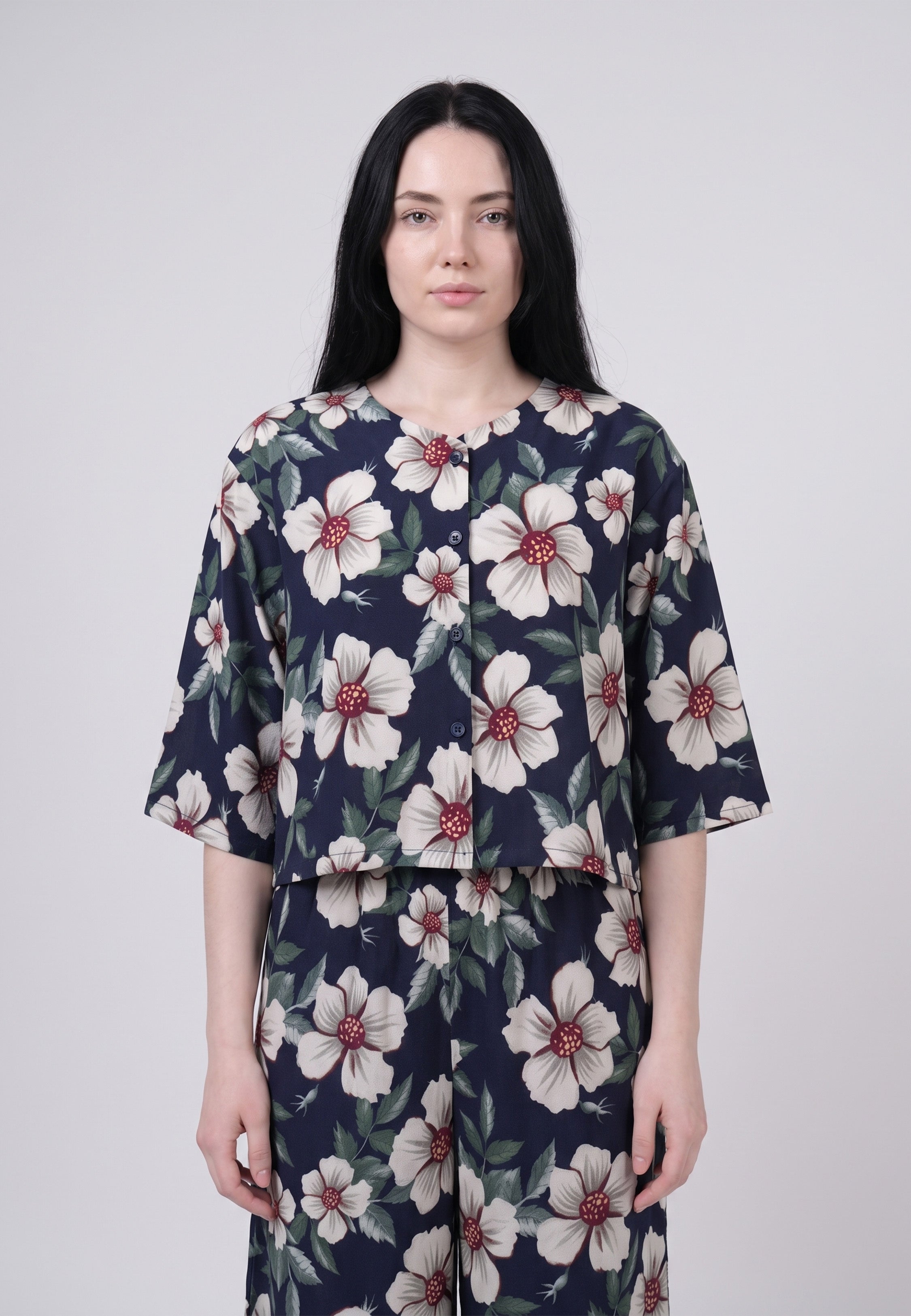 Femme portant un blouse manches 3/4 & pantacourt grandes fleurs cœur bordeaux fond marine Rosabella