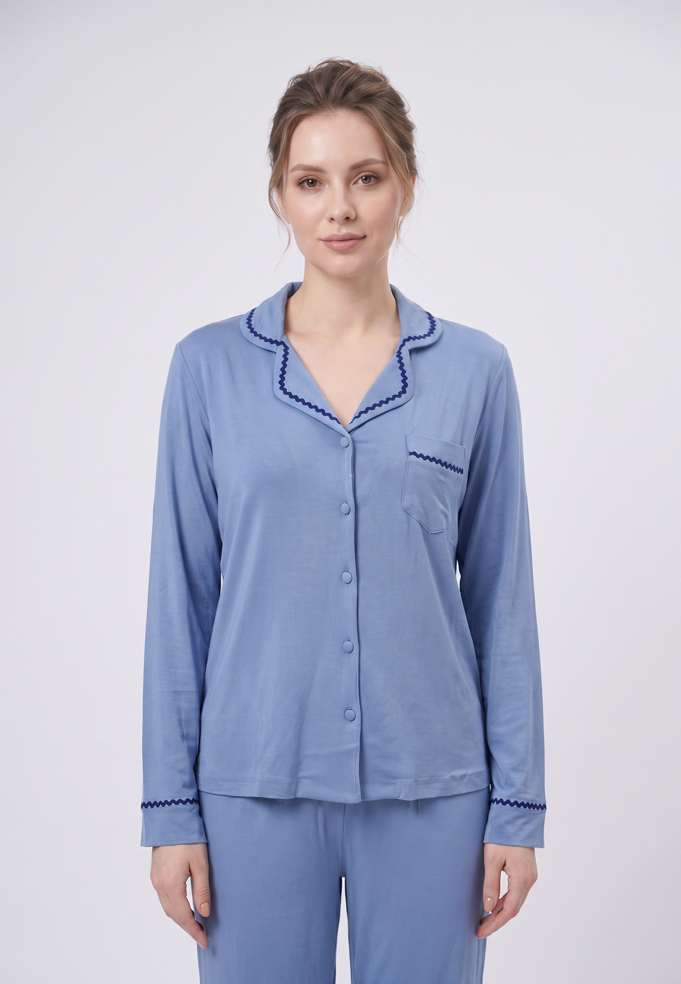 Femme portant pyjama chemise col tailleur poche & pantalon long bleu galon zigzag Rosabella