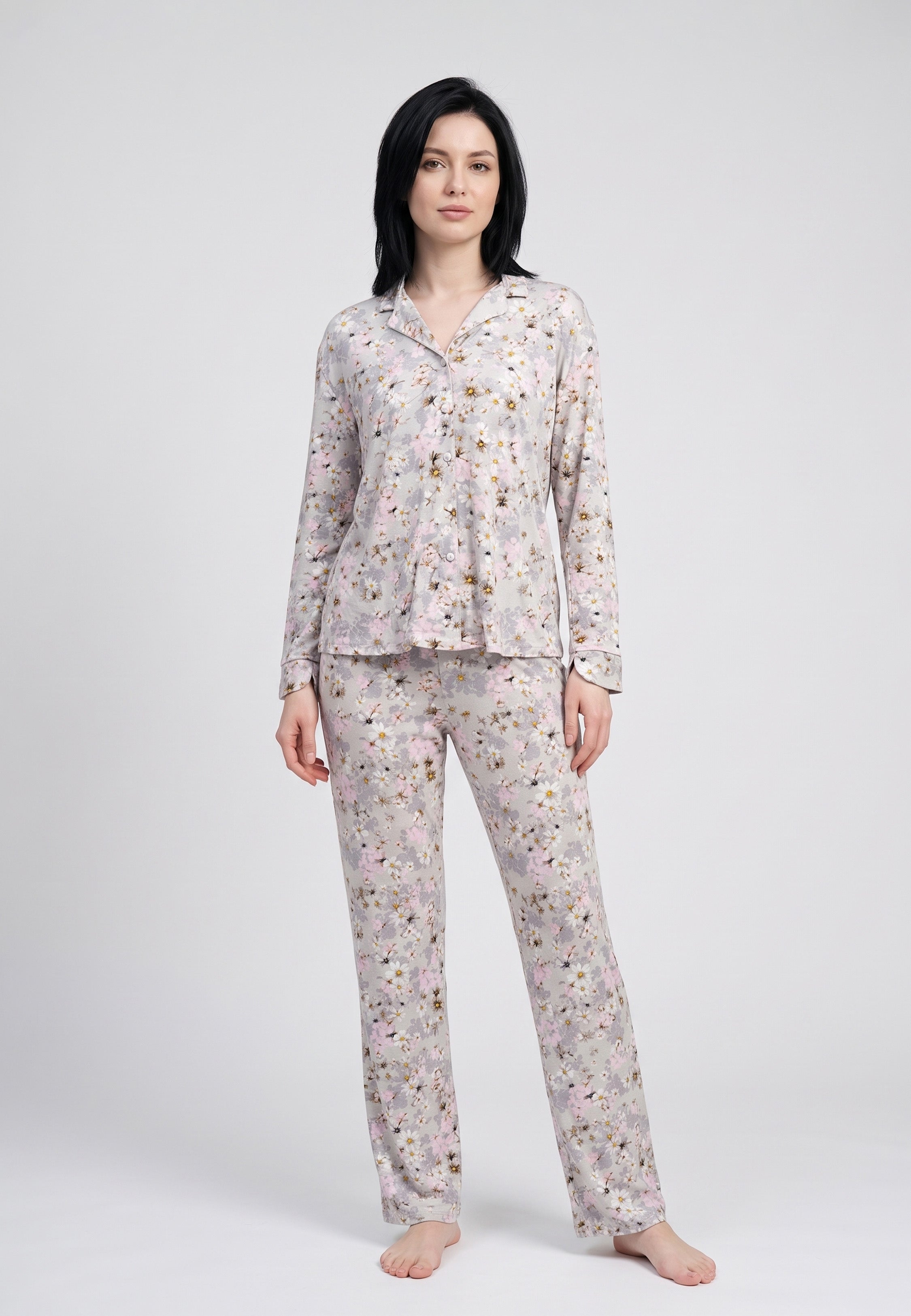 Femme portant pyjama chemise boutonnée col cranté & pantalon long imprimé fleuri rose Rosabella