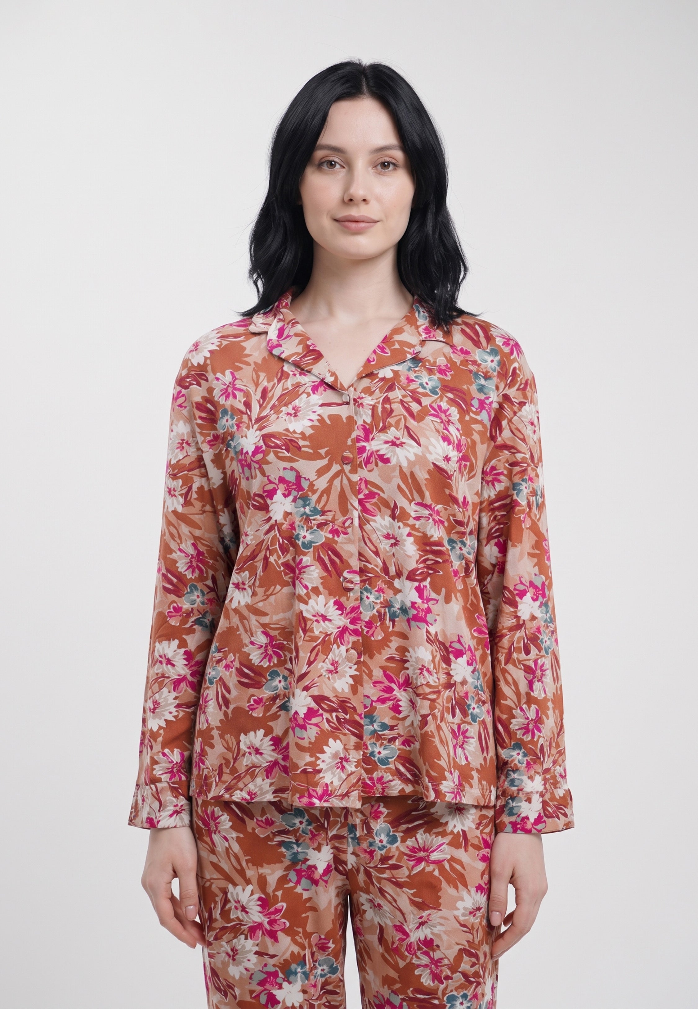 Femme portant pyjama chemise boutonnée col cranté & pantalon long rouge brique Rosabella