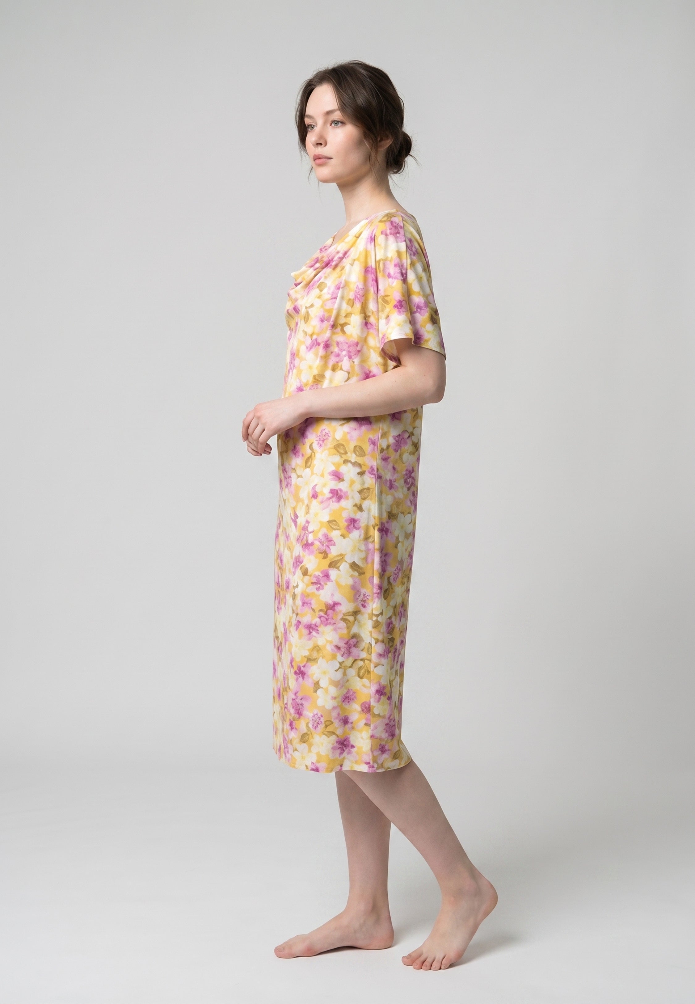 Femme portant une robe de nuit midi col drapé manches courtes imprimé floral jaune rose et blanc Rosabella Garden Rose