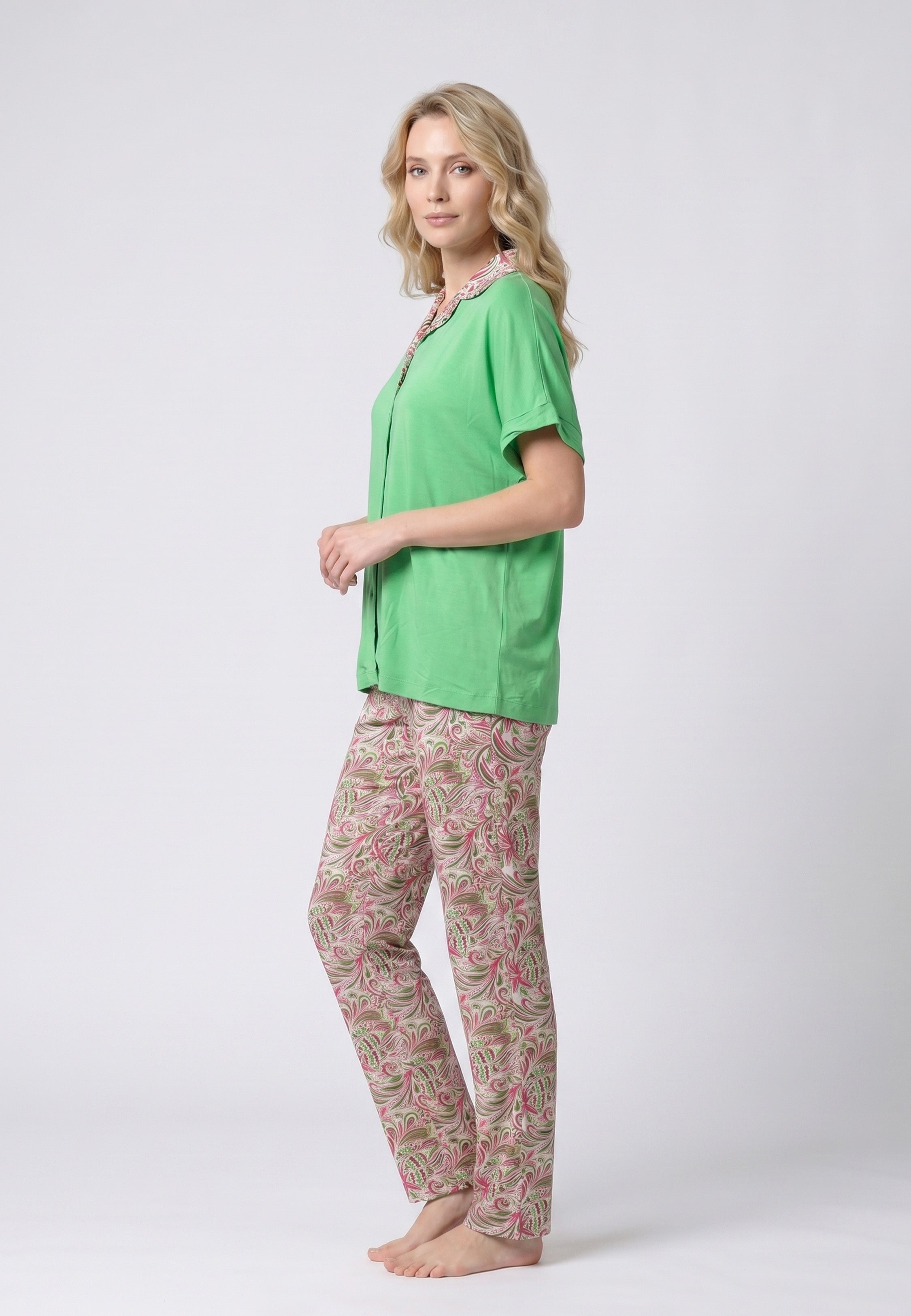 Femme portant un pyjama deux pièces chemise oversize vert boutonnée col tailleur fleuri et pantalon long imprimé ethnique floral Rosabella Ethnique 2