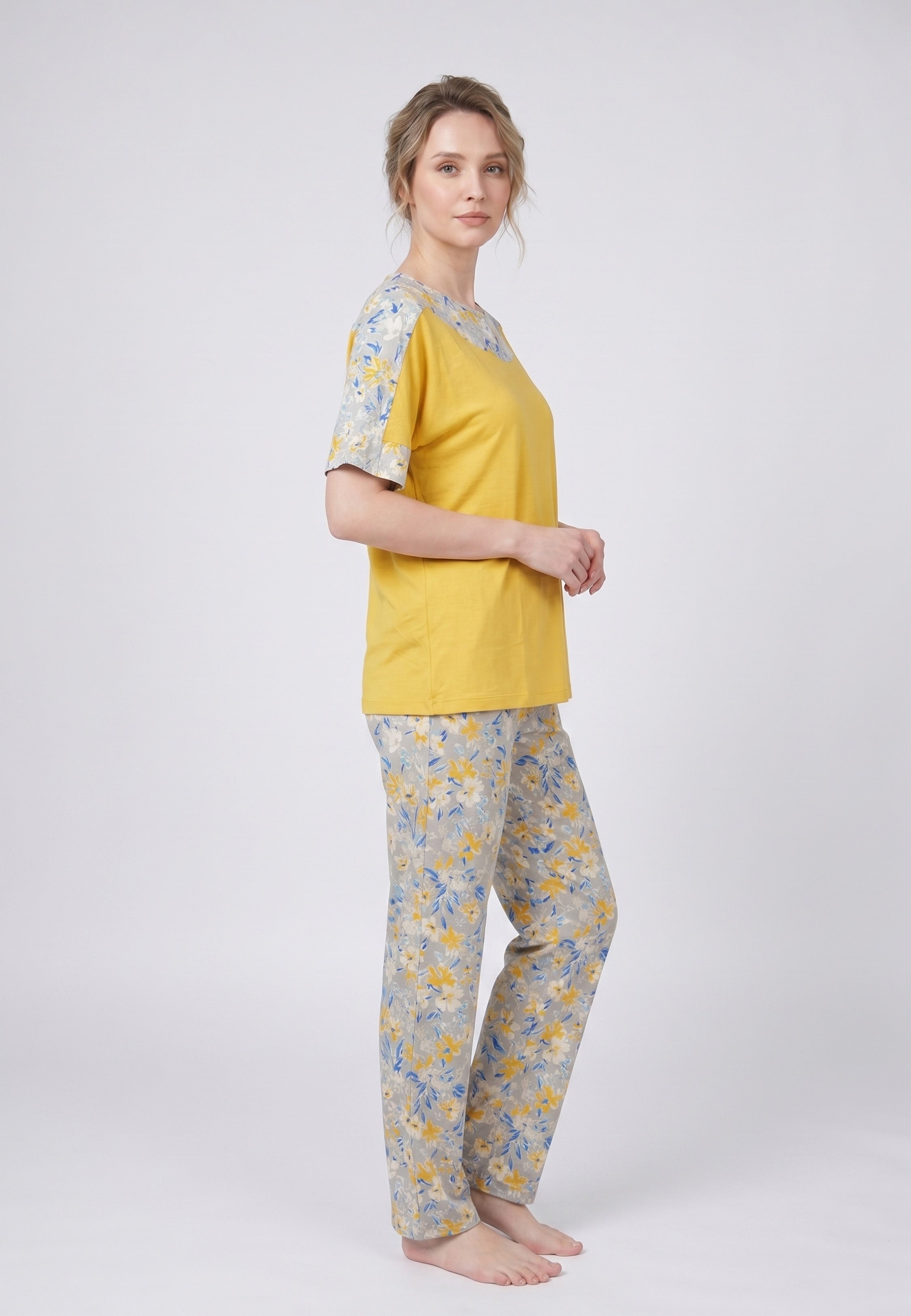 Femme portant un pyjama deux pièces t-shirt moutarde à empiècement fleuri et pantalon long imprimé ethnique floral jaune bleu et blanc Rosabella Ethnique 2
