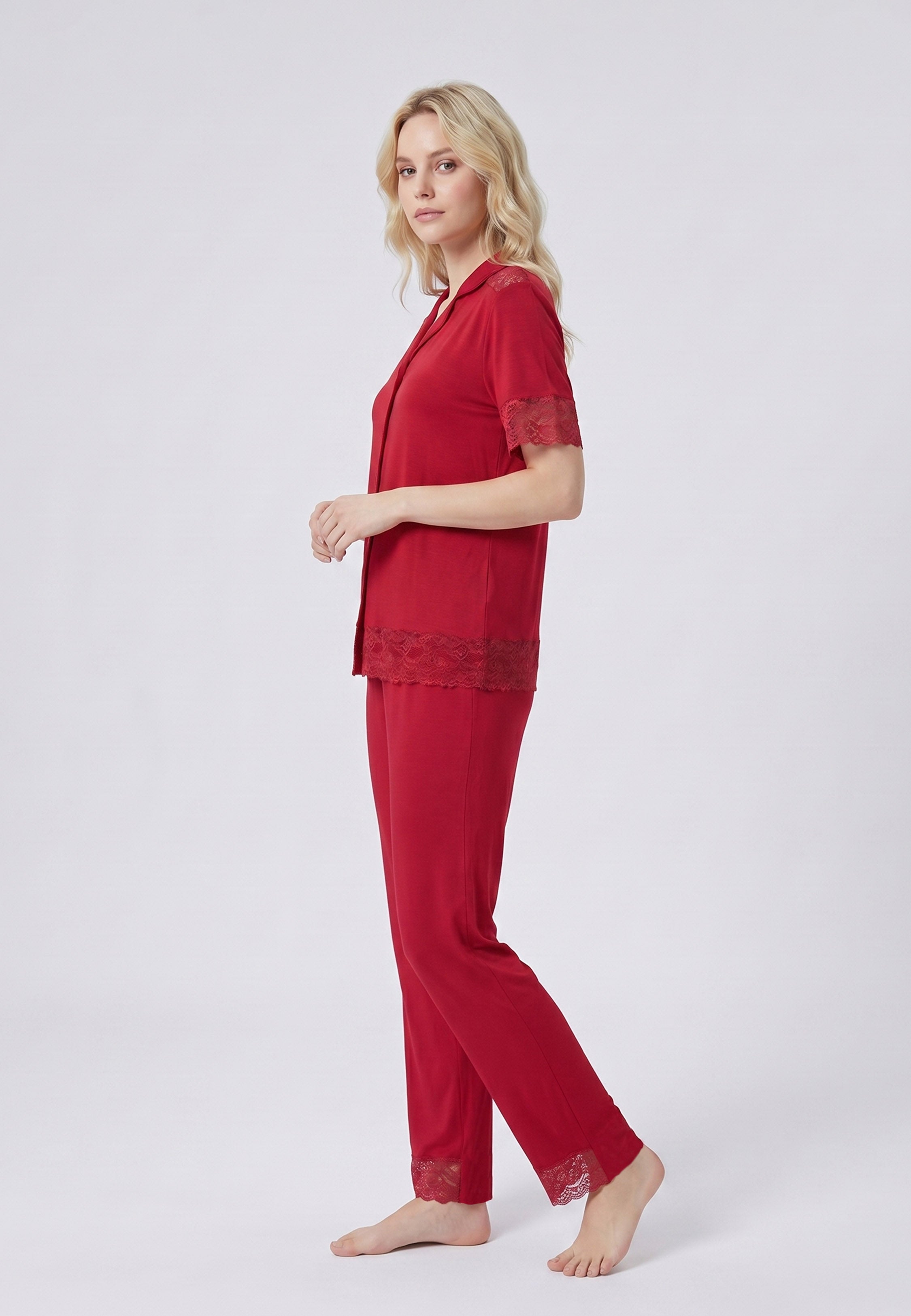 Femme portant un pyjama deux pièces chemise boutonnée unie dentelle rouge et pantalon long uni dentelle aux chevilles Rosabella Chic Line
