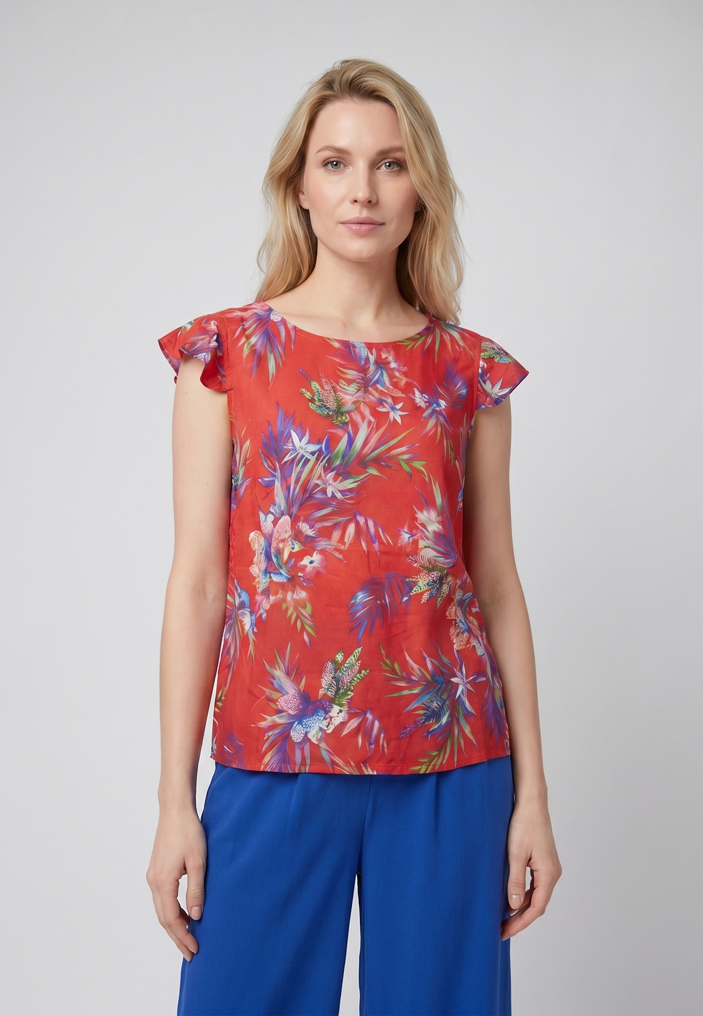 Pyjama pantacourt T-shirt col bateau imprimé tropical fond rouge avec pantacourt bleu roi uni