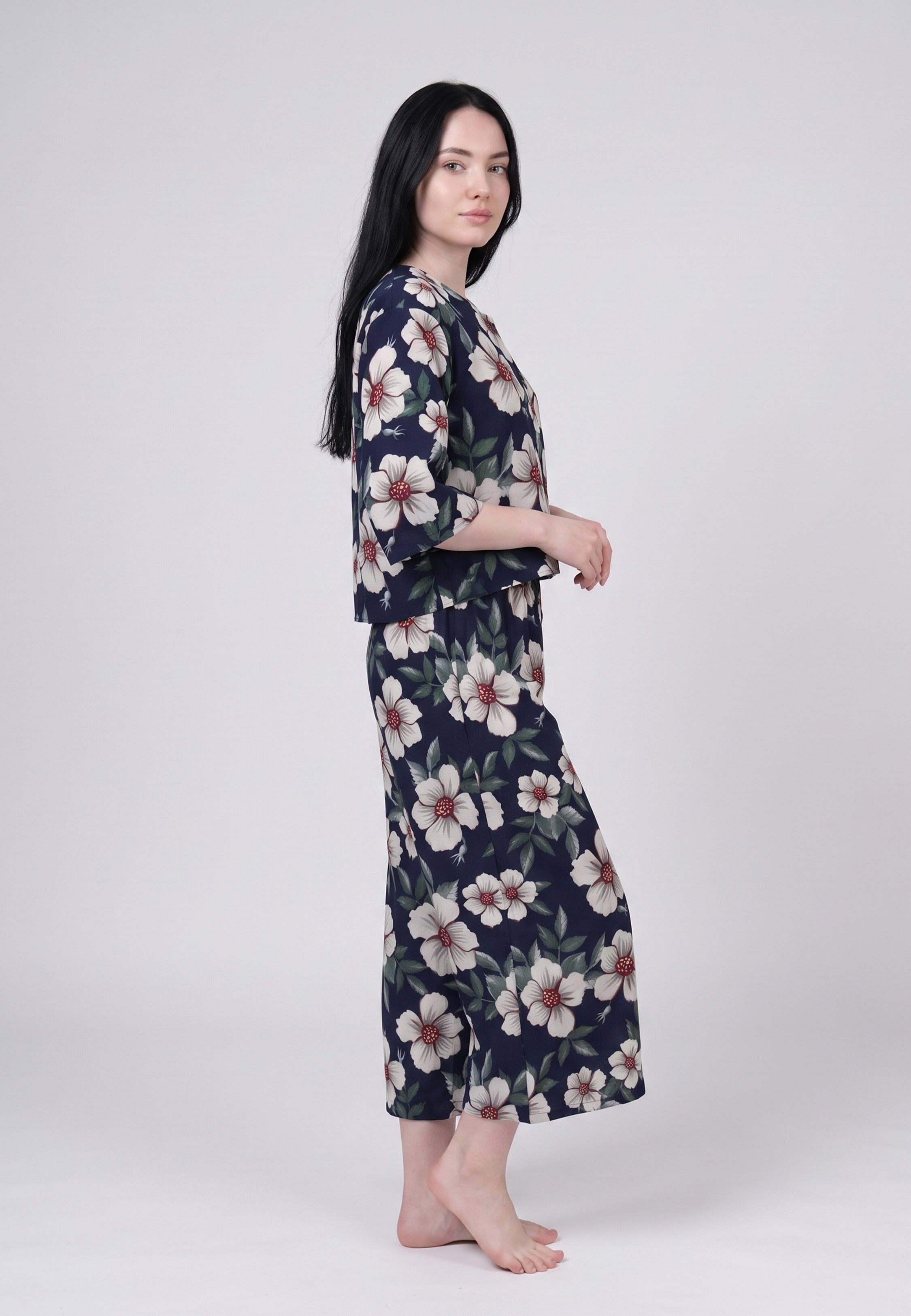 Femme portant un blouse manches 3/4 & pantacourt grandes fleurs cœur bordeaux fond marine Rosabella