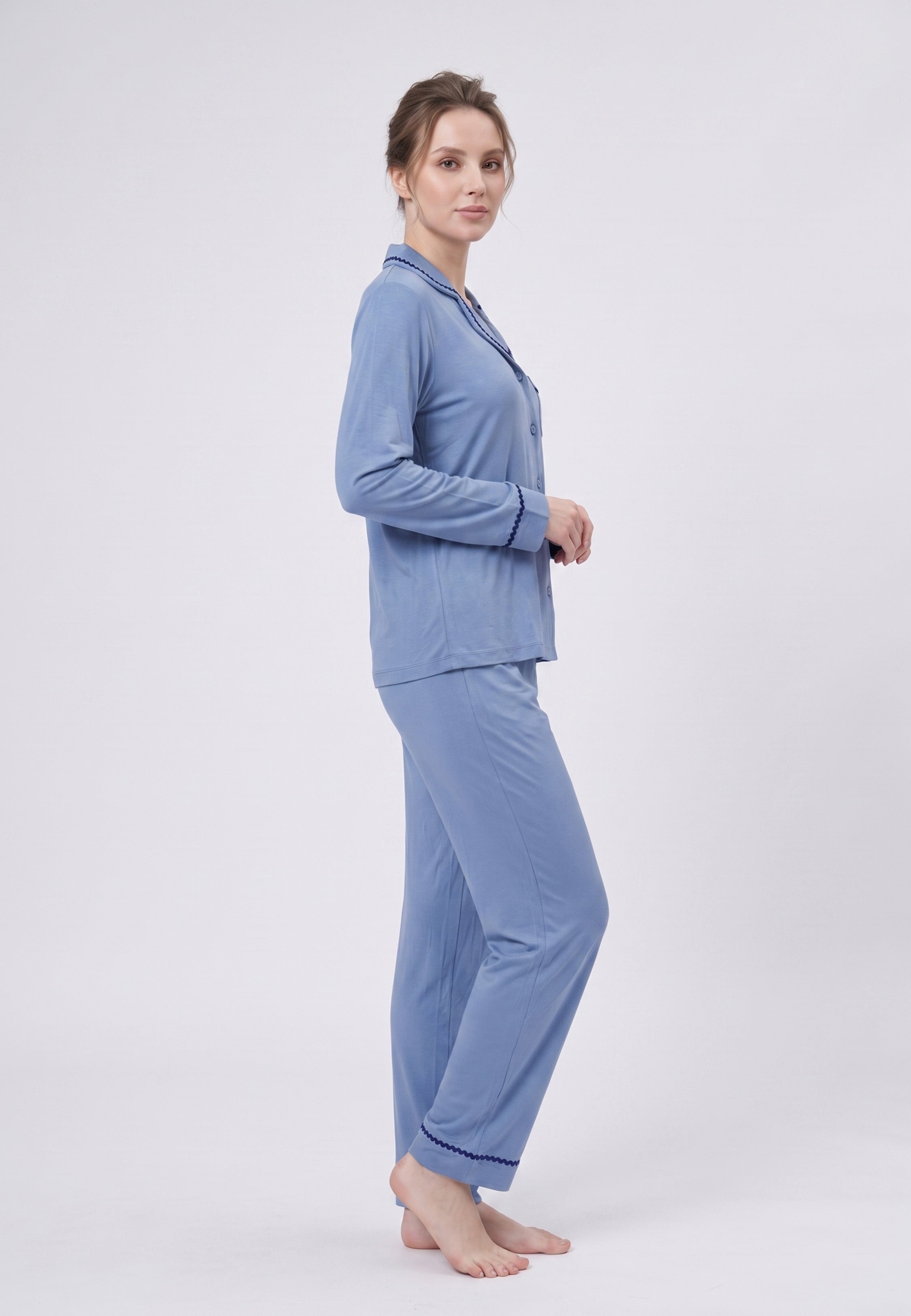 Femme portant pyjama chemise col tailleur poche & pantalon long bleu galon zigzag Rosabella