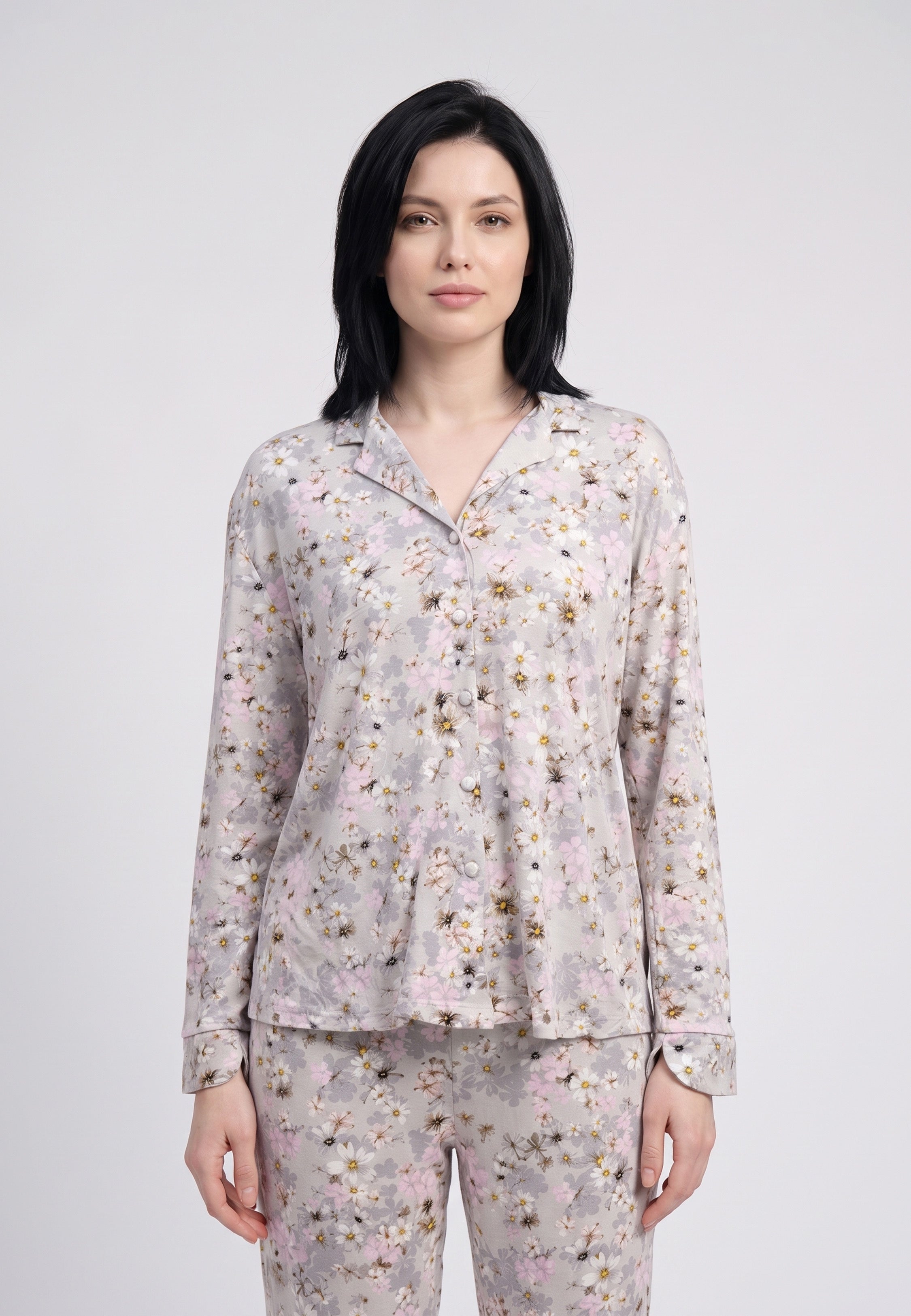Femme portant pyjama chemise boutonnée col cranté & pantalon long imprimé fleuri rose Rosabella