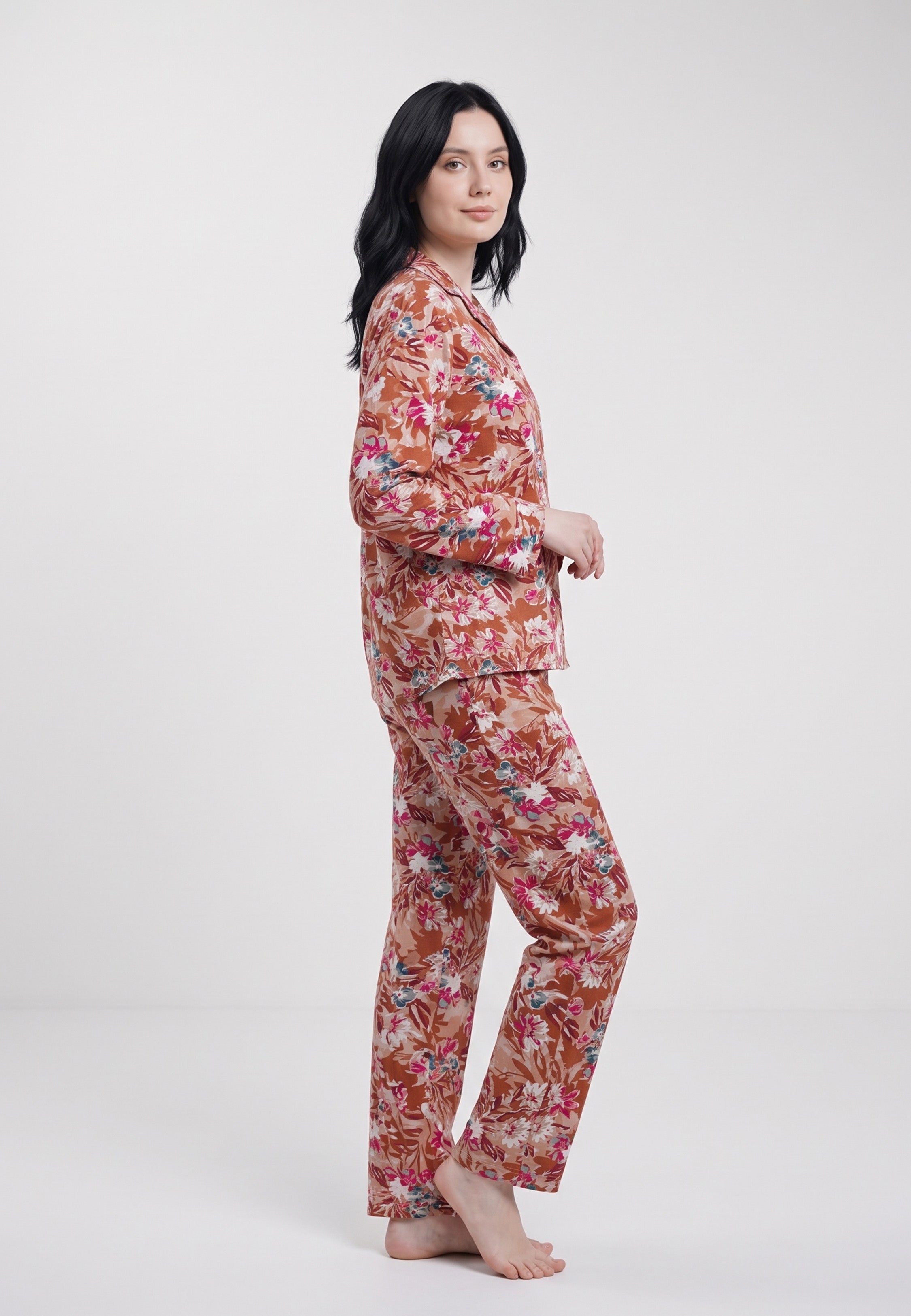 Femme portant pyjama chemise boutonnée col cranté & pantalon long rouge brique Rosabella