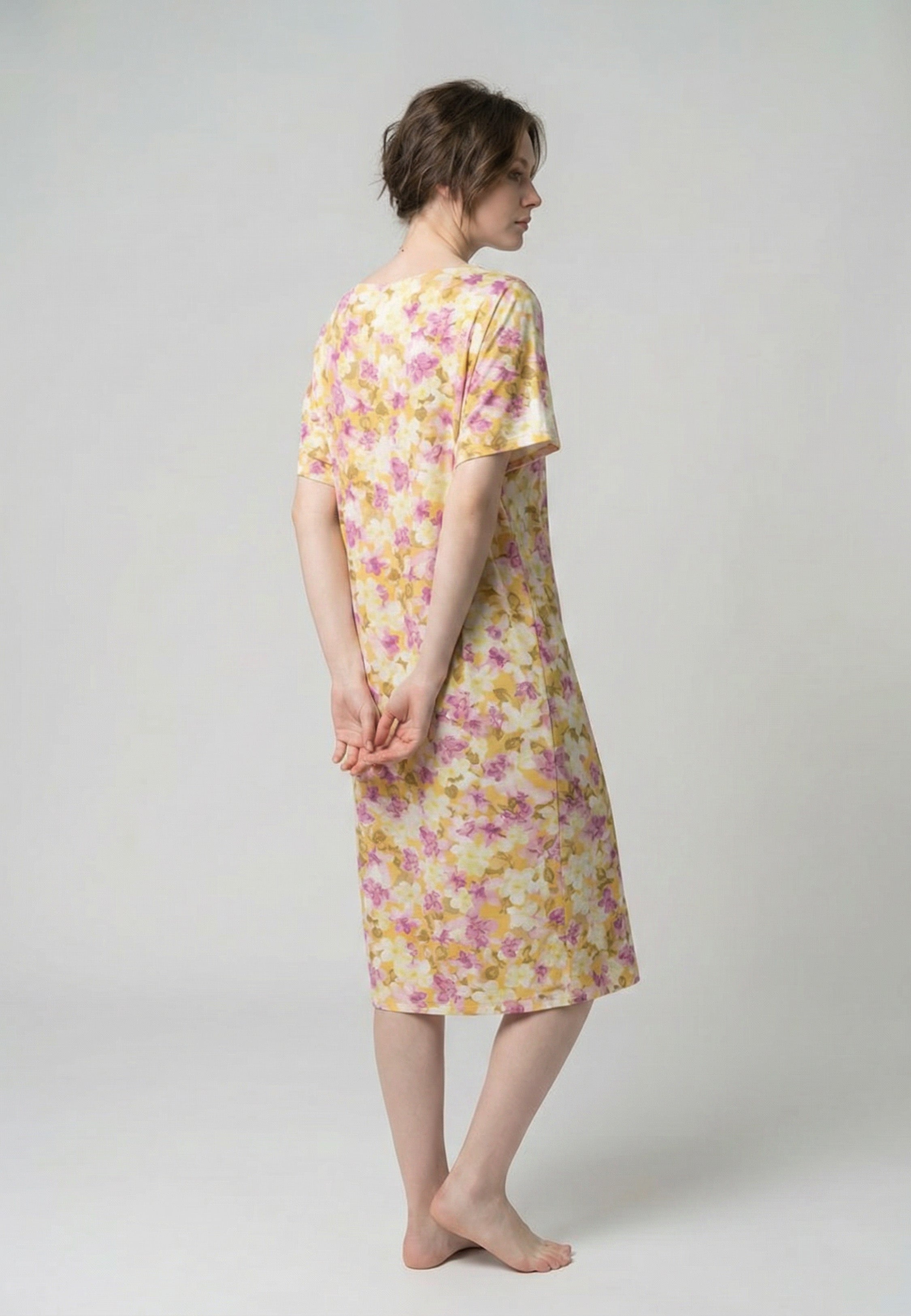 Femme portant une robe de nuit midi col drapé manches courtes imprimé floral jaune rose et blanc Rosabella Garden Rose