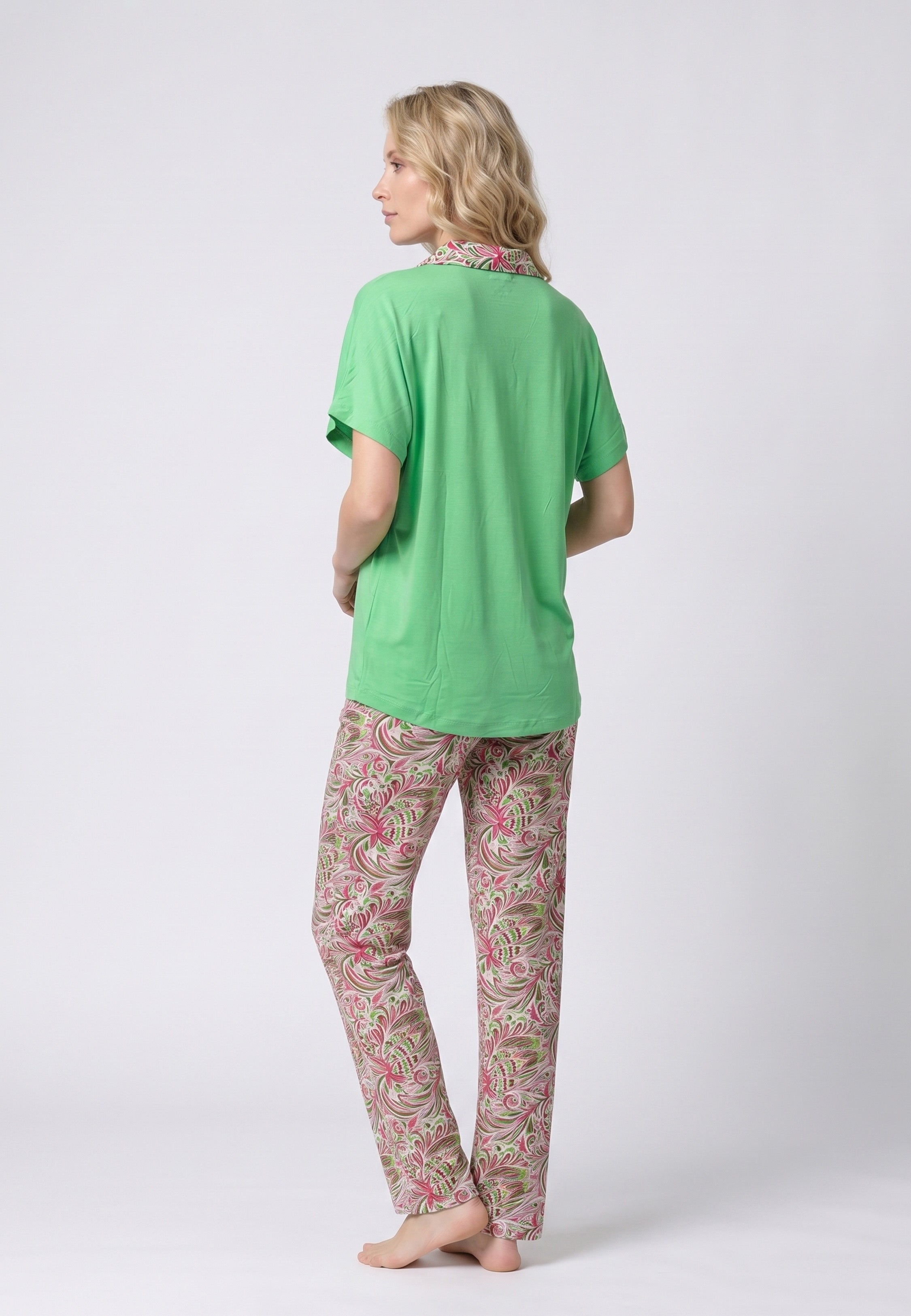 Femme portant un pyjama deux pièces chemise oversize vert boutonnée col tailleur fleuri et pantalon long imprimé ethnique floral Rosabella Ethnique 2
