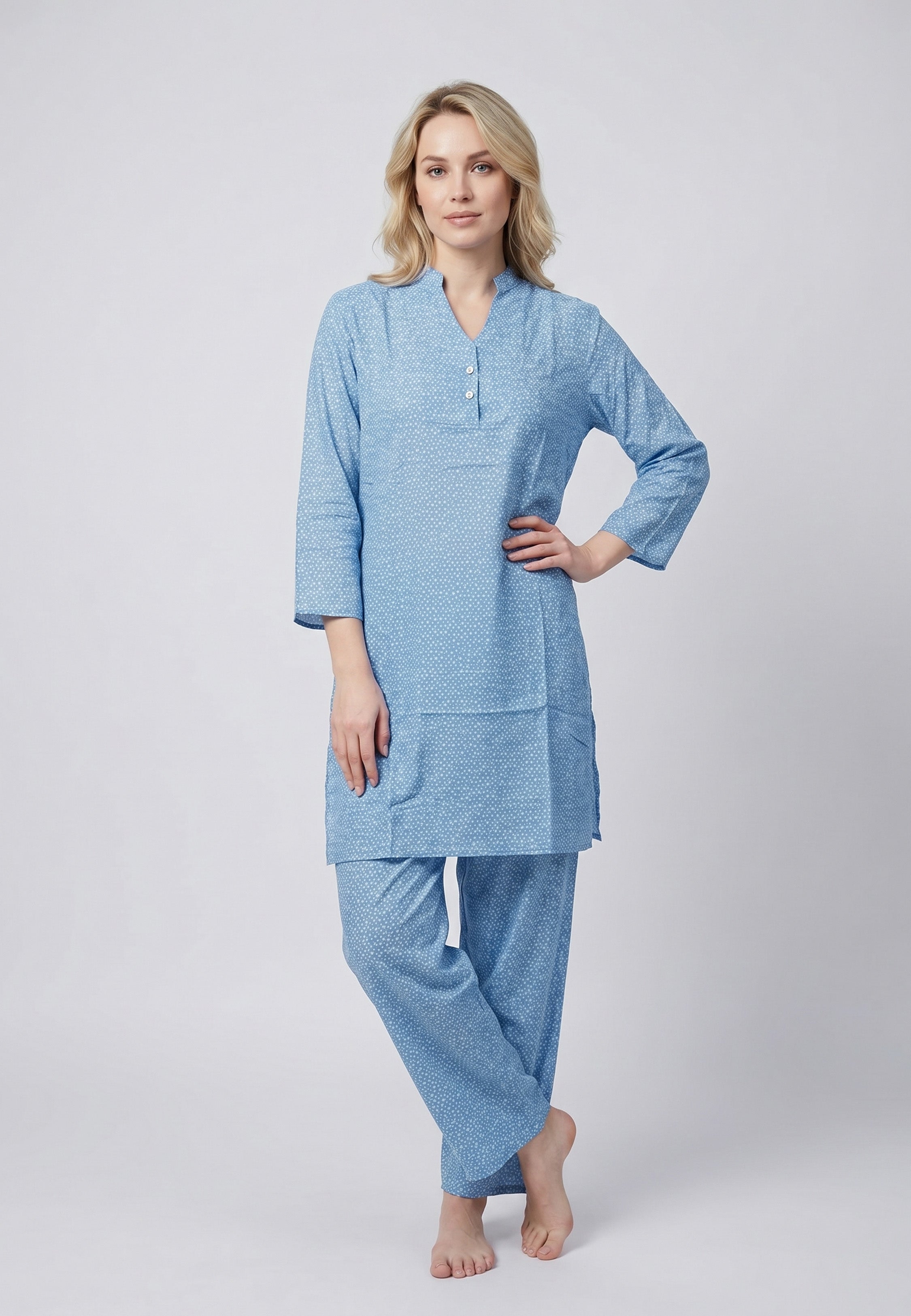 Femme portant un pyjama deux pièces bleu clair à imprimé pois blancs