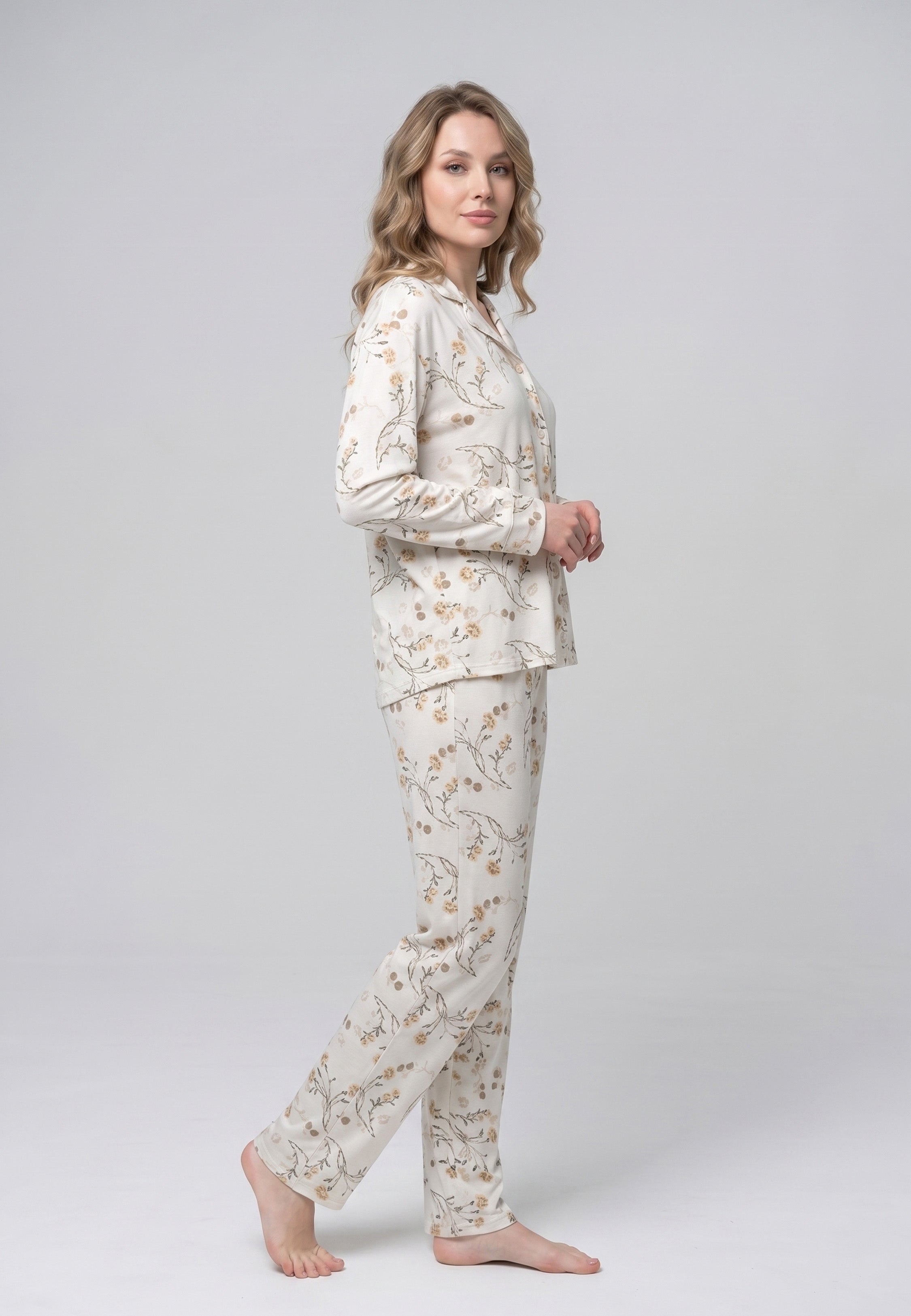 Femme portant un pyjama deux pièces chemise boutonnée col pyjama manches longues imprimé fleuri fleurs sauvages beige et doré sur fond crème et pantalon droit assorti Rosabella Soft Bloom