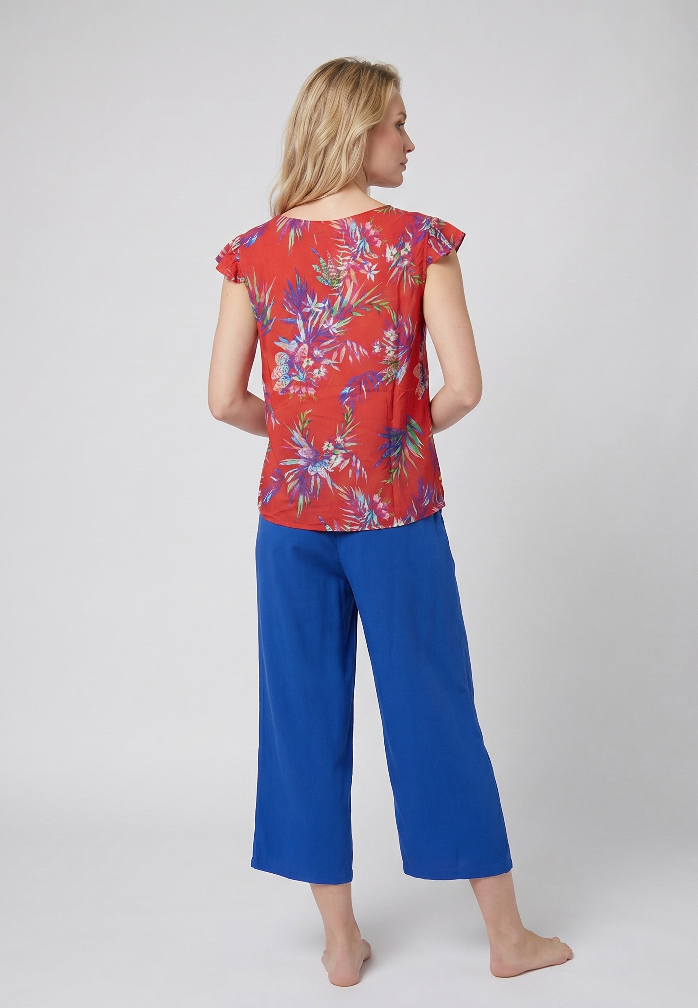 Pyjama pantacourt T-shirt col bateau imprimé tropical fond rouge avec pantacourt bleu roi uni