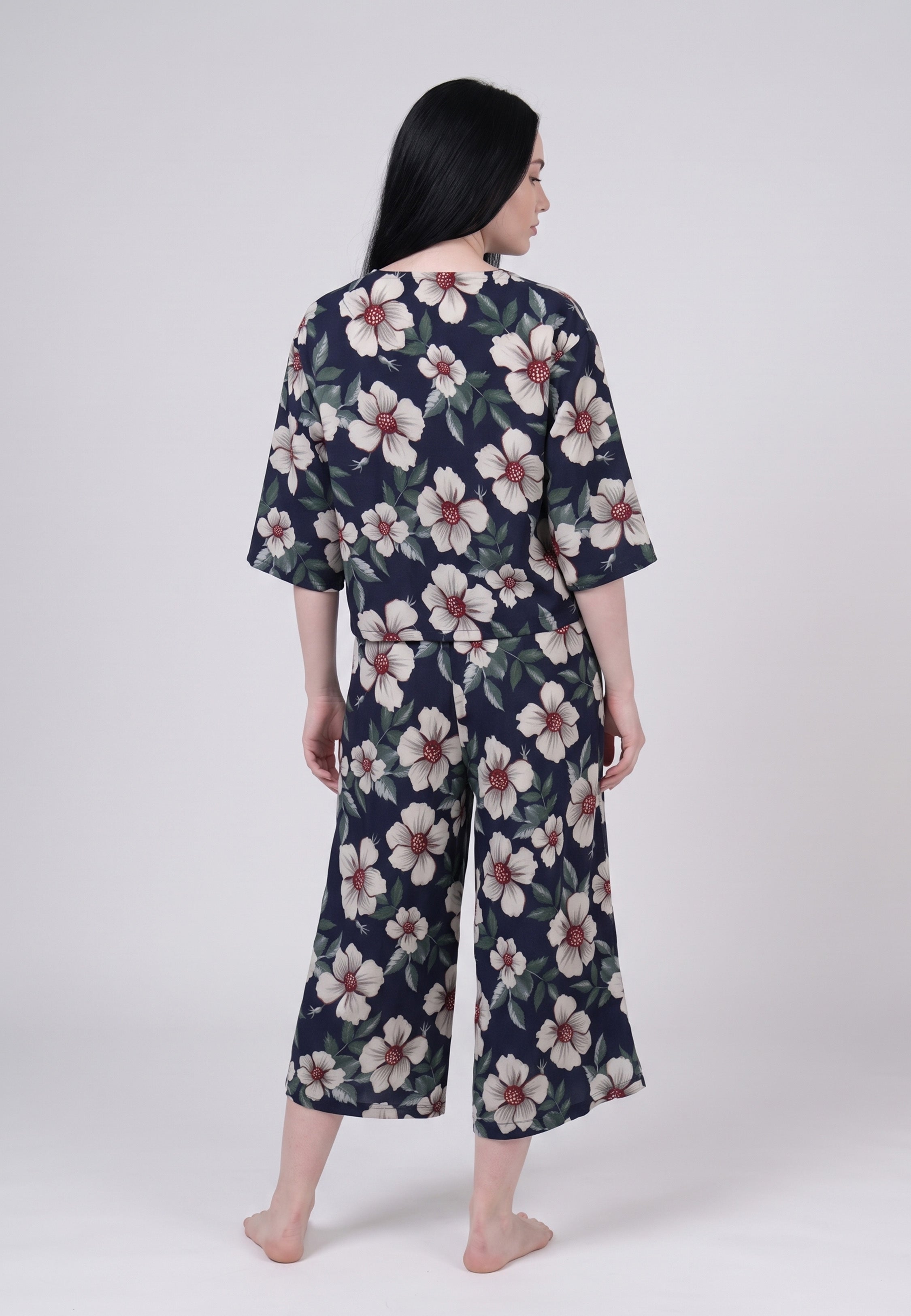 Femme portant un blouse manches 3/4 & pantacourt grandes fleurs cœur bordeaux fond marine Rosabella