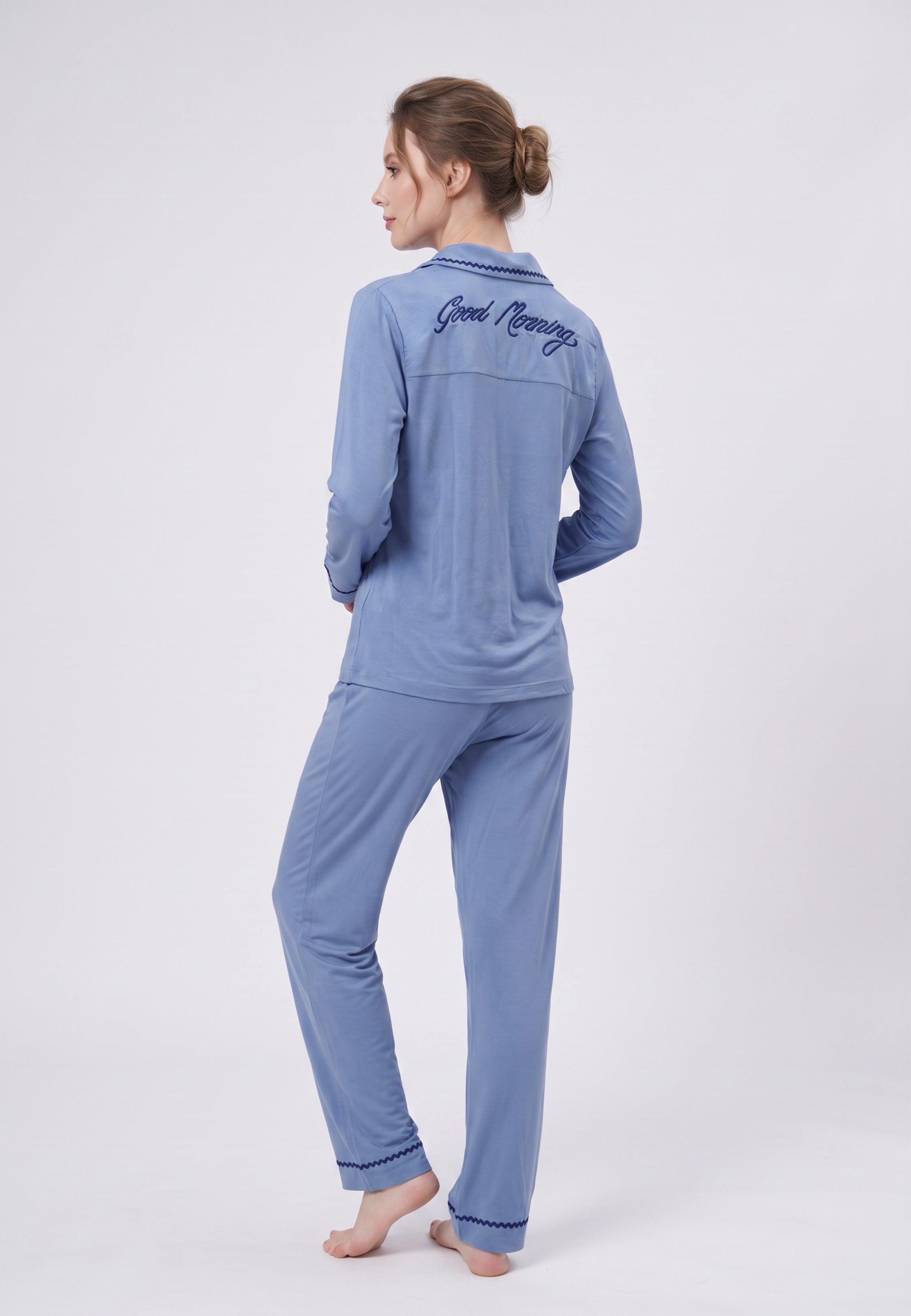 Femme portant pyjama chemise col tailleur poche & pantalon long bleu galon zigzag Rosabella