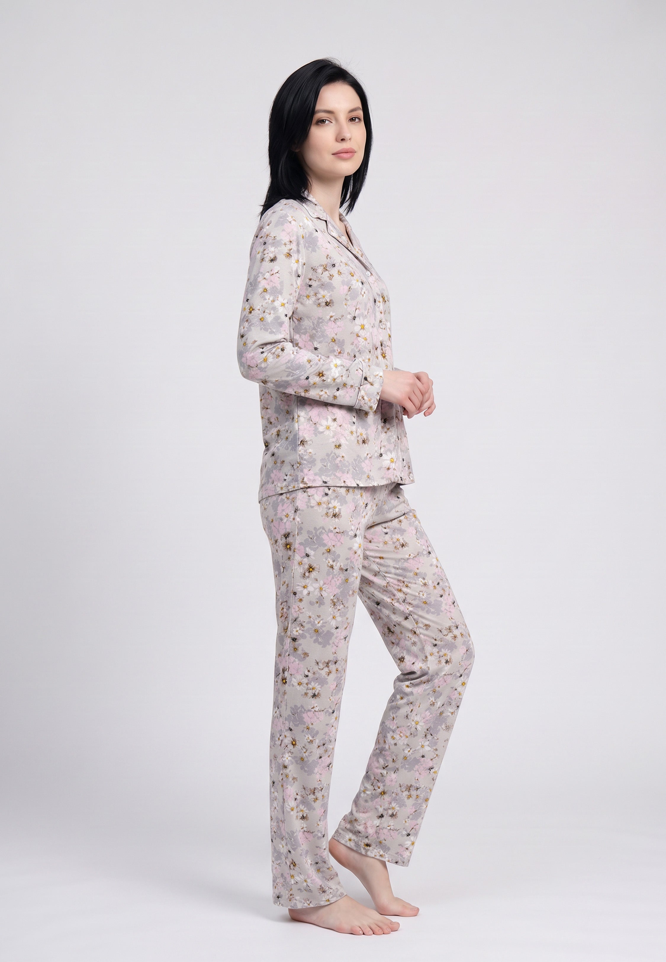 Femme portant pyjama chemise boutonnée col cranté & pantalon long imprimé fleuri rose Rosabella