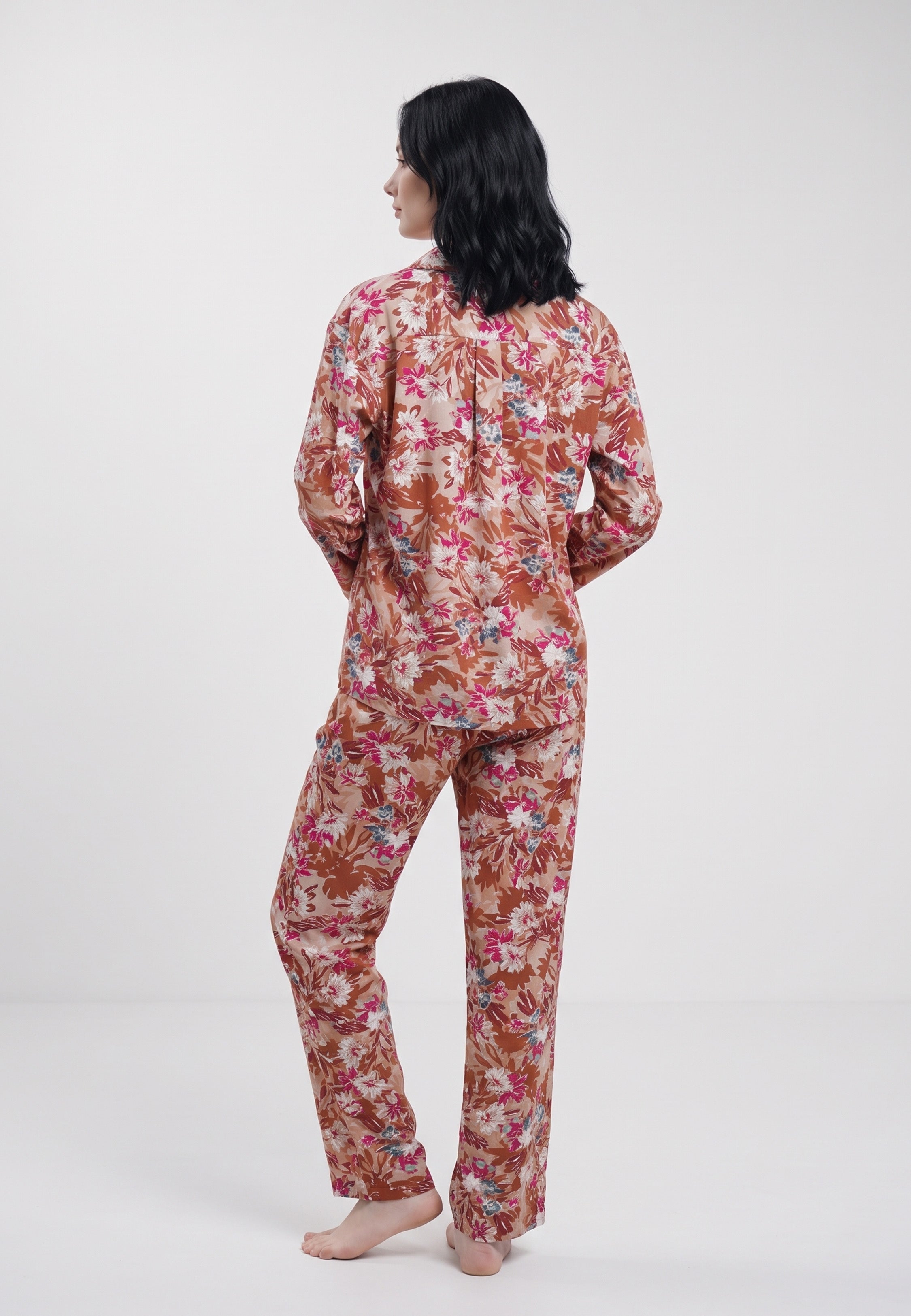 Femme portant pyjama chemise boutonnée col cranté & pantalon long rouge brique Rosabella