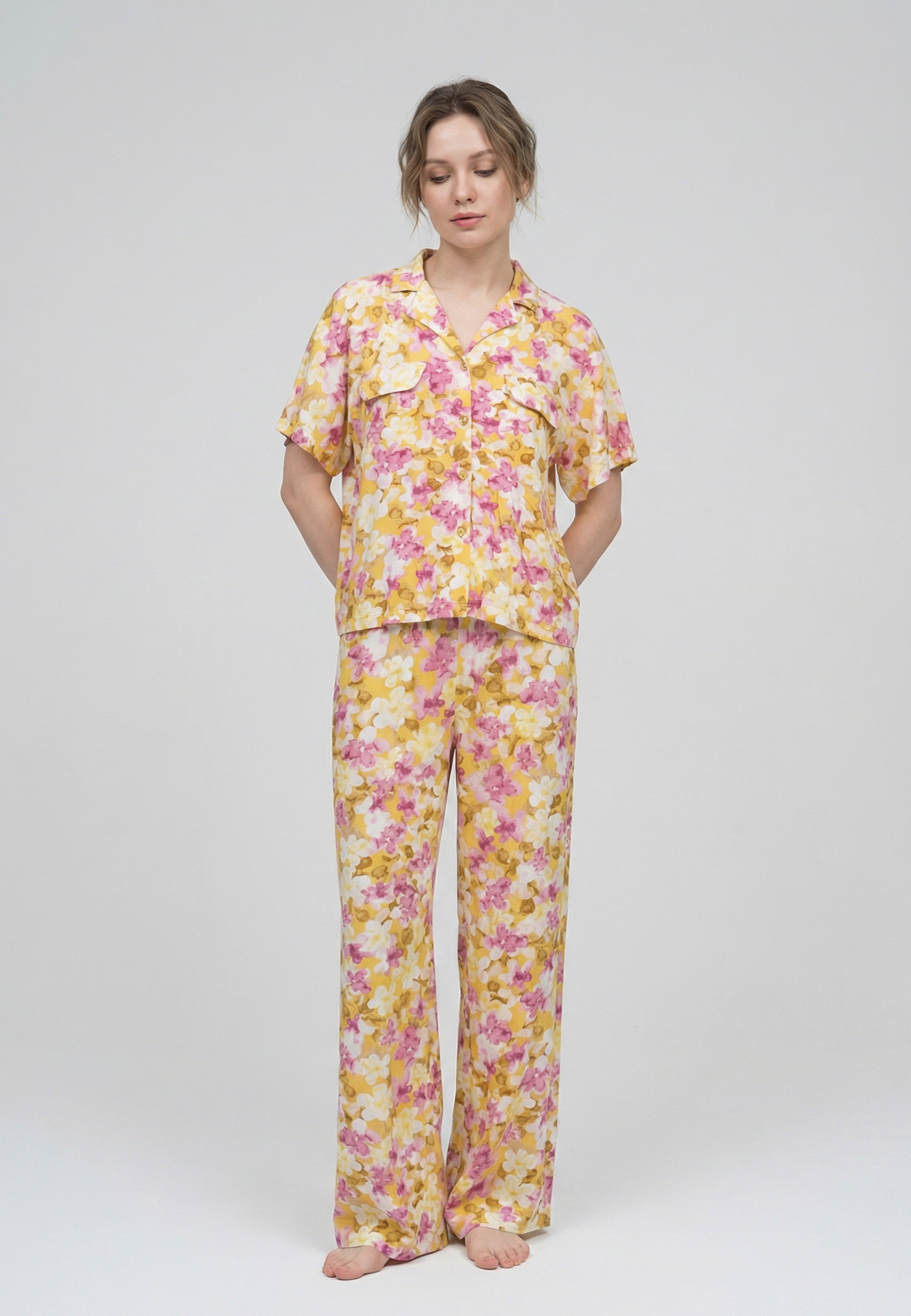 Femme portant un pyjama deux pièces chemise boutonnée manches courtes et pantalon large imprimé aquarelle mauve et blanc Rosabella Aurora Line