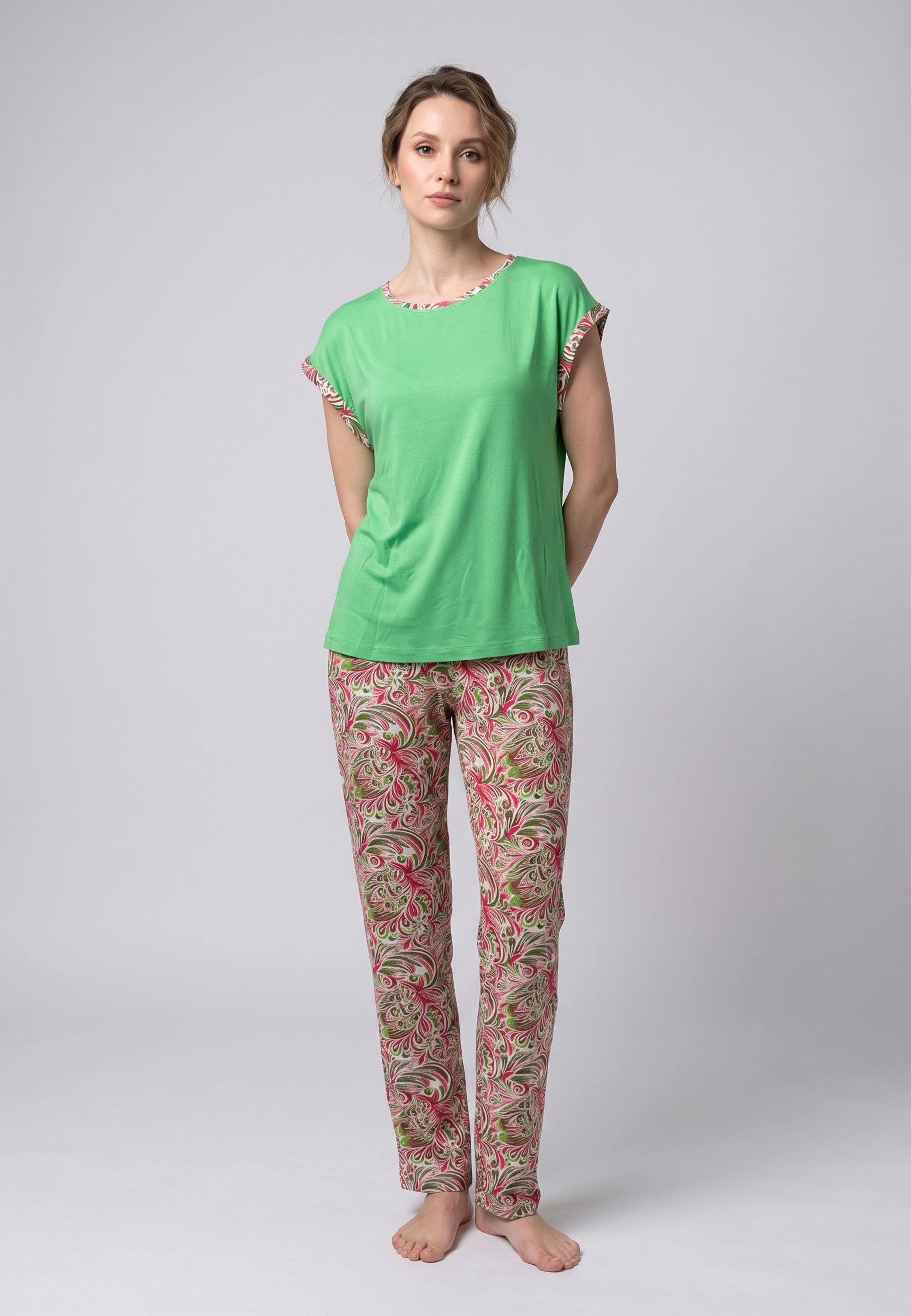 Femme portant un pyjama deux pièces t-shirt vert liseré fleuri au col et manches et pantalon long imprimé ethnique floral multicolore Rosabella Ethnique 2